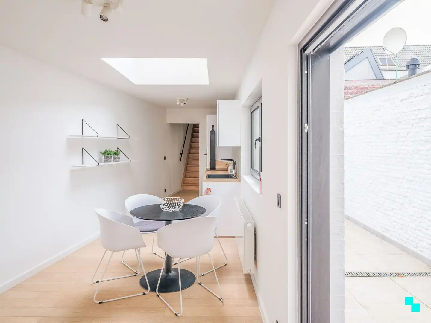 Gerenoveerd appartement met 2 slaapkamers en garage nabij Gent Dampoort foto 2