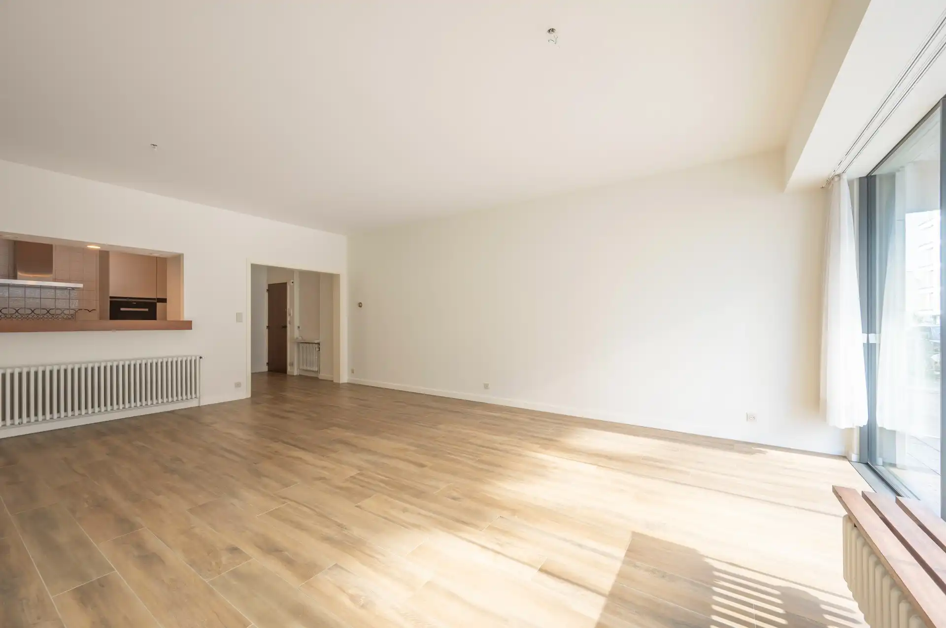 Ongemeubeld: ruim appartement in een zijstraat van de zeedijk! foto 3