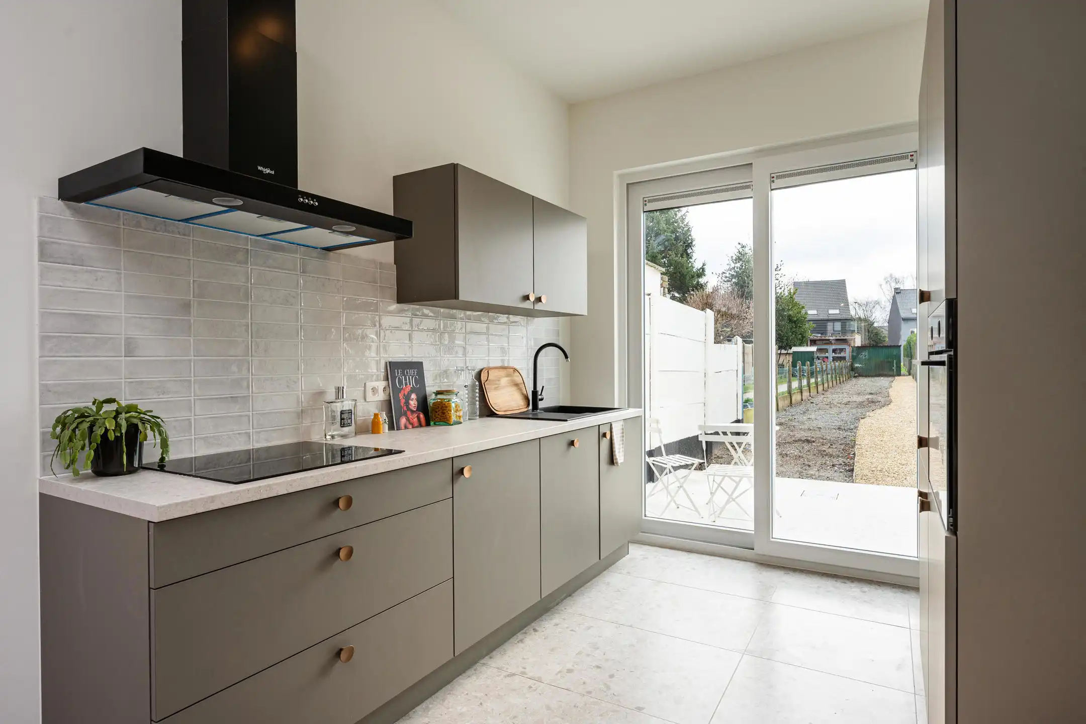 Totaal gerenoveerde woning met 3 slaapkamers, tuin en garage.  foto 9