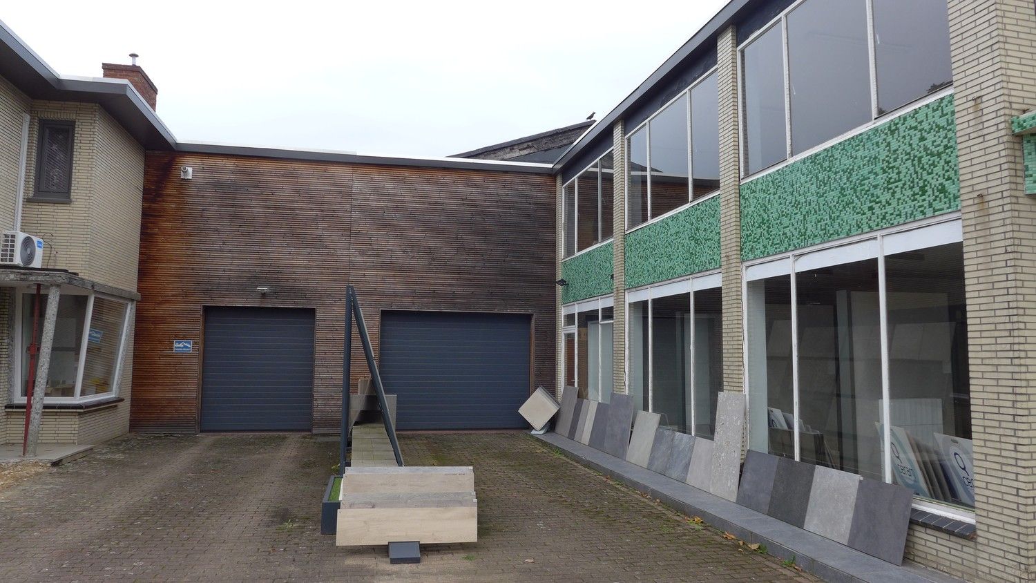 Bedrijfspand met terrein foto 2