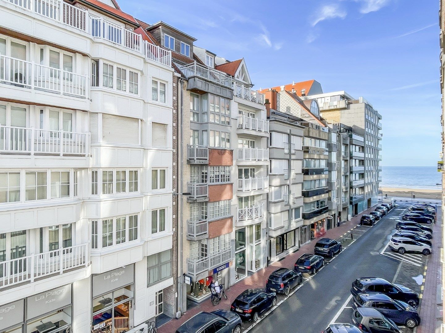 Zeer lichtvol en zonnig hoekappartement  met  open zicht op het Driehoeksplein en zijdelings zeezicht. foto 8