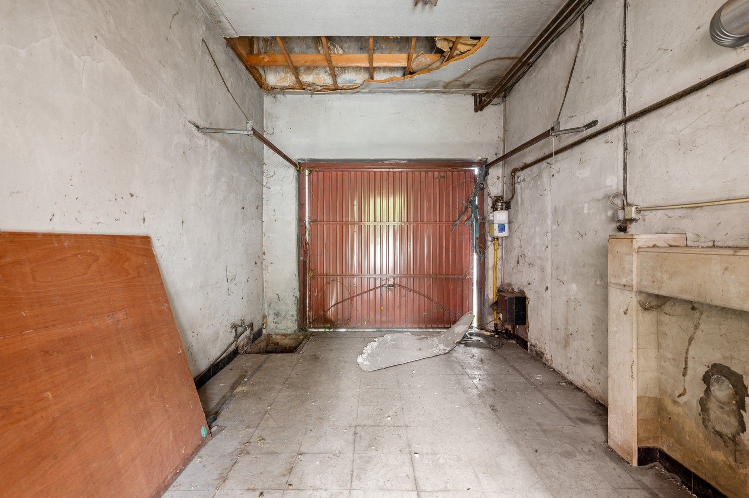 Totaal te renoveren woning met veel potentieel op ruim perceel (423m²) te koop in Emblem foto 4