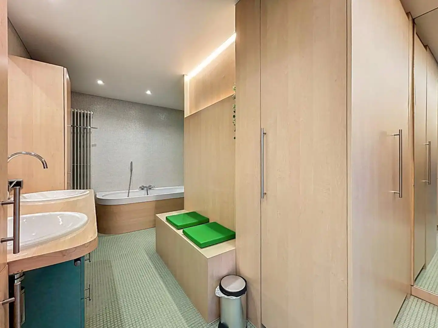  Instapklaar huis met 5 slaapkamers, dubbele praktijkruimte, ruime parking op zichtlocatie foto 17