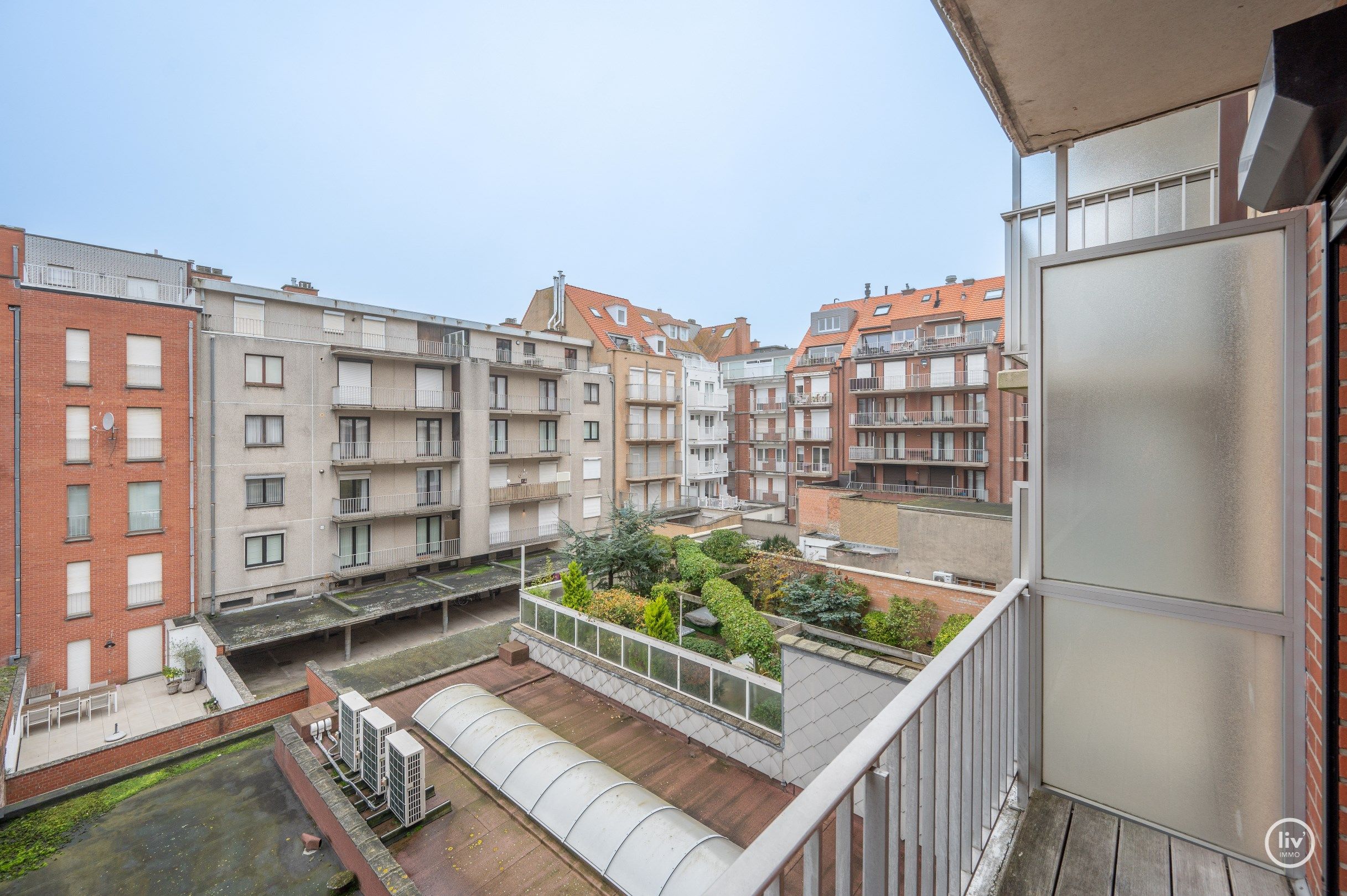 Goed onderhouden appartement met 2 slaapkamers centraal gelegen op de Lippenslaan te Knokke.  foto 8