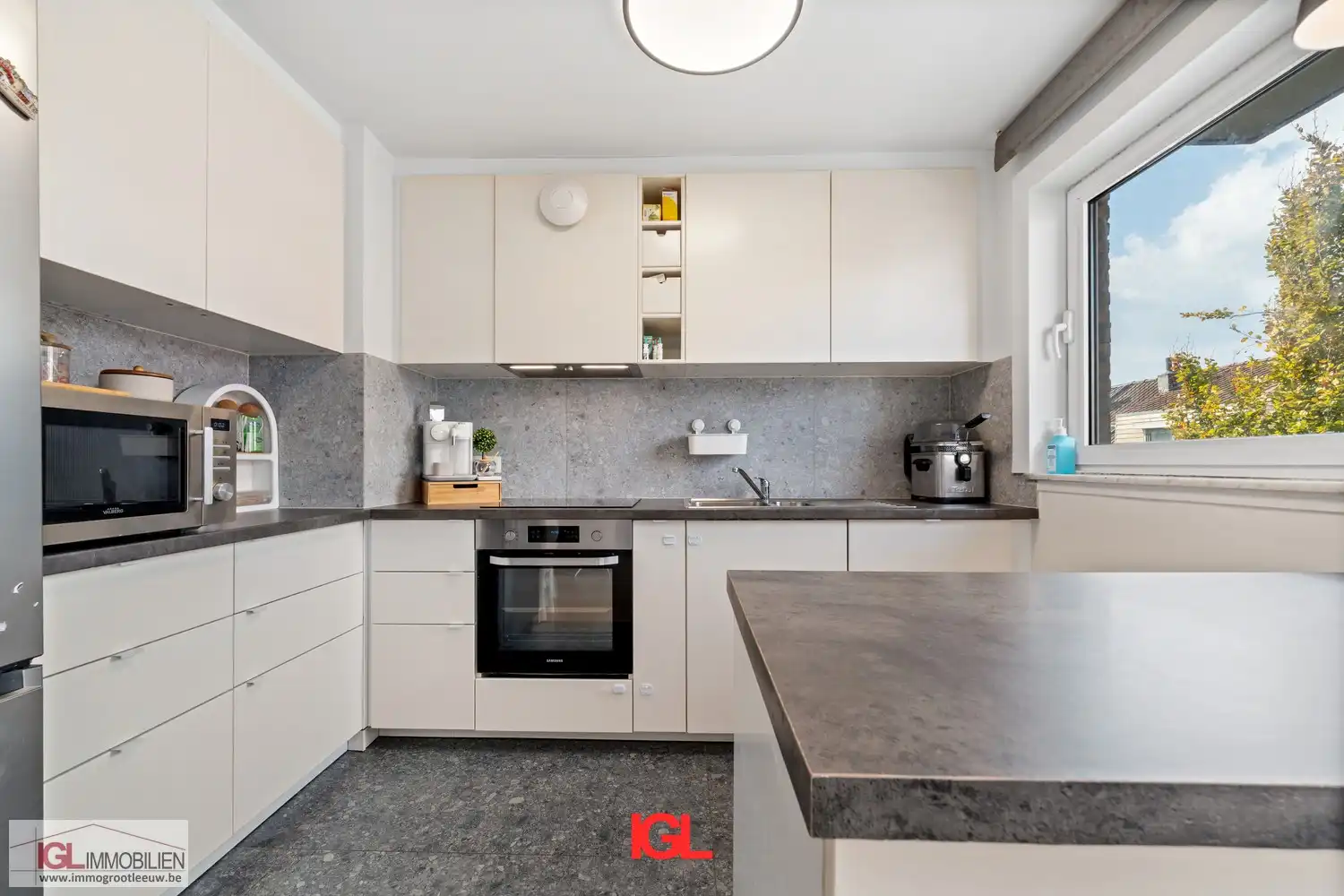 Modern appartement met 2 slaapkamers en parkeerplaats! foto 5