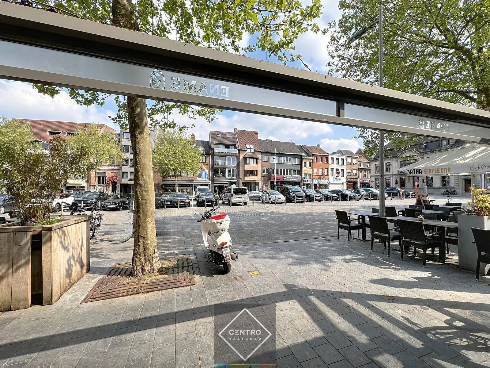 Ruim instapklaar handelspand met te renoveren woning (vroeger café Comodo en ook café Mozart) op de Grote Markt (Izegem) ! foto 3