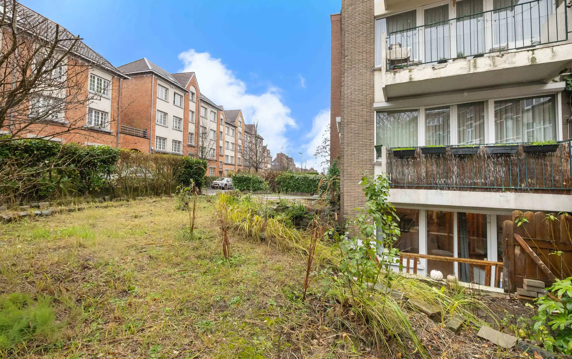 Licht gerenoveerde studio met groen terras in Vorst foto 15