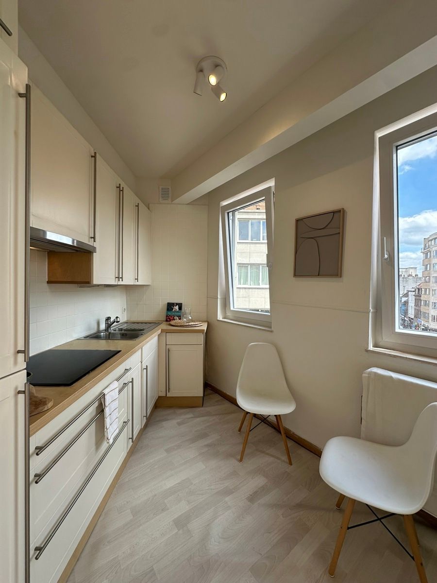 Zonnig 100% instapklaar appartement op centrale locatie! foto 4