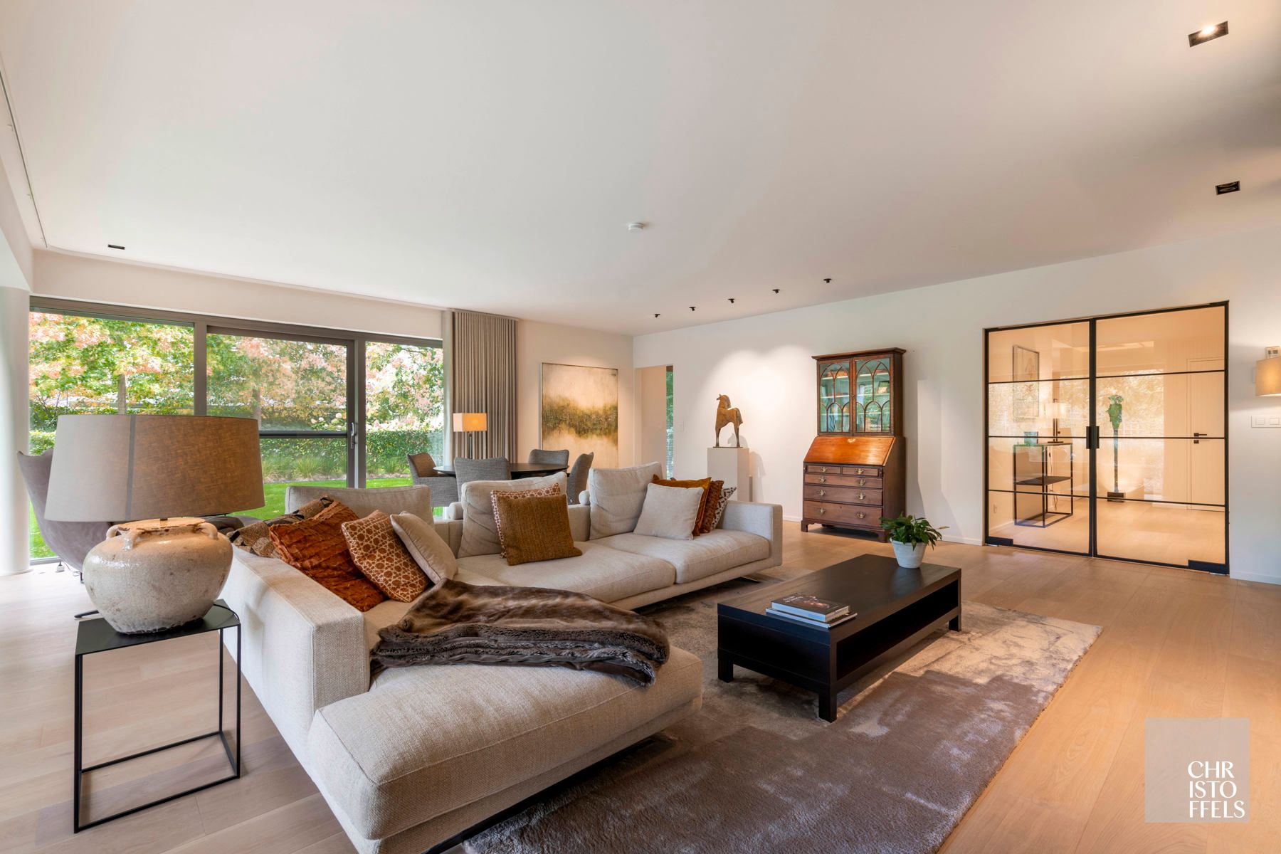 Exclusief villa-appartement (183m²) met privé tuin gelegen in een afgesloten park met buitenzwembad. foto 2