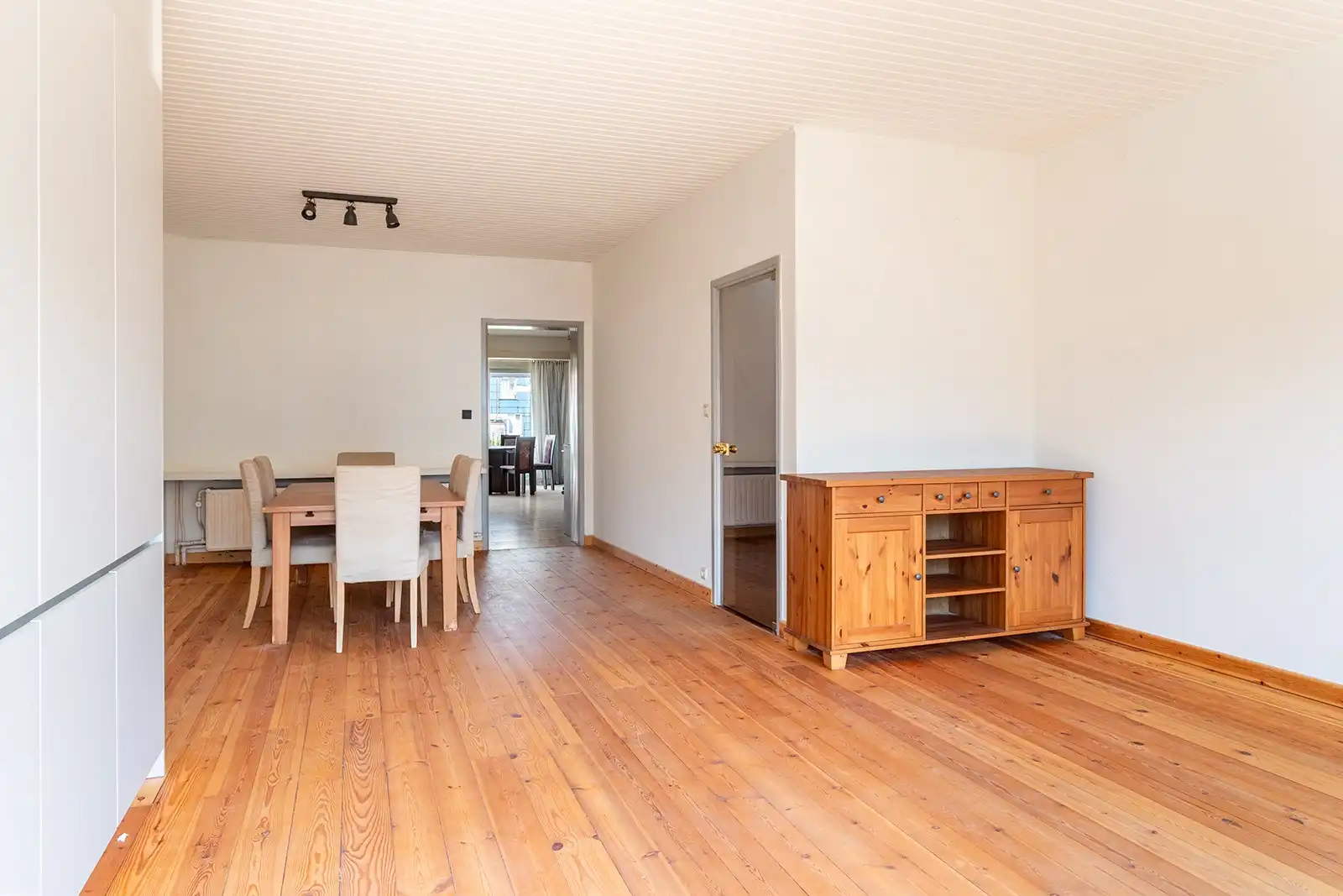 Lichtrijke bel-etagewoning met dubbele garage en ruime tuin foto 16