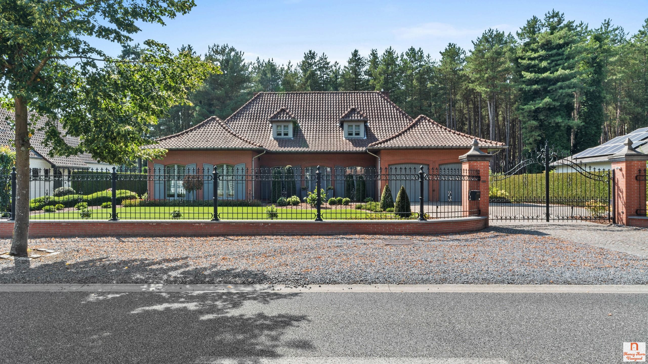 Luxueuze villa met overdekt zwembad, bos en weiland foto {{pictureIndex}}