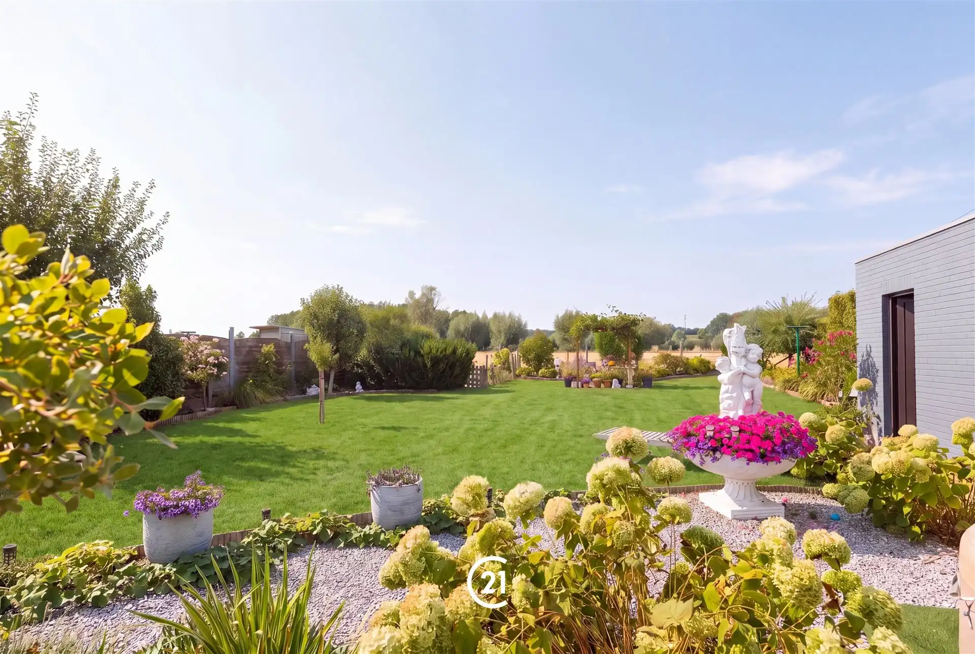 Instapklare woning met garage en prachtig groen uitzicht foto 12