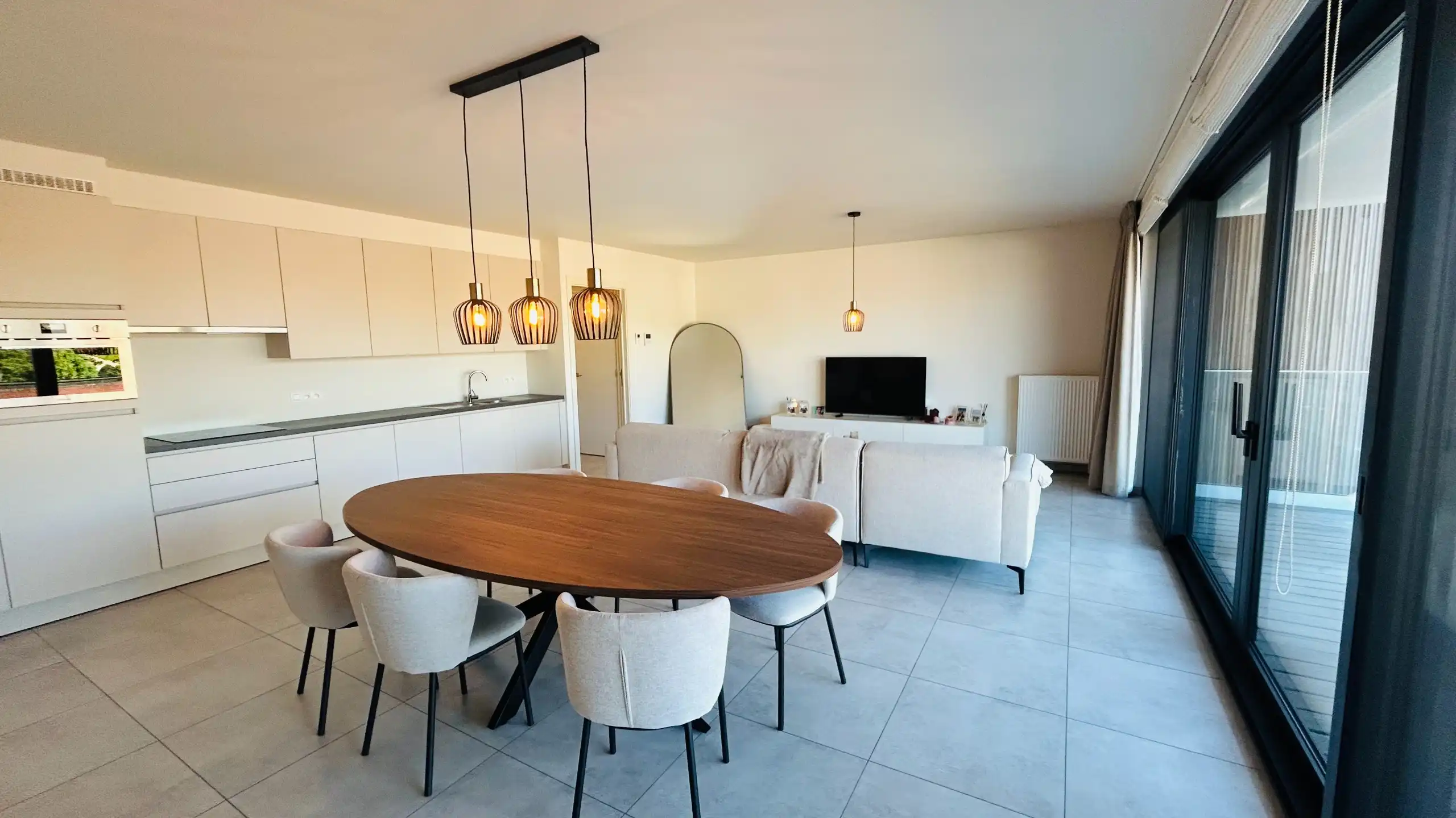 Ruim en verzorgd appartement met terras en autostaanplaats in residentie De Beuk foto 2