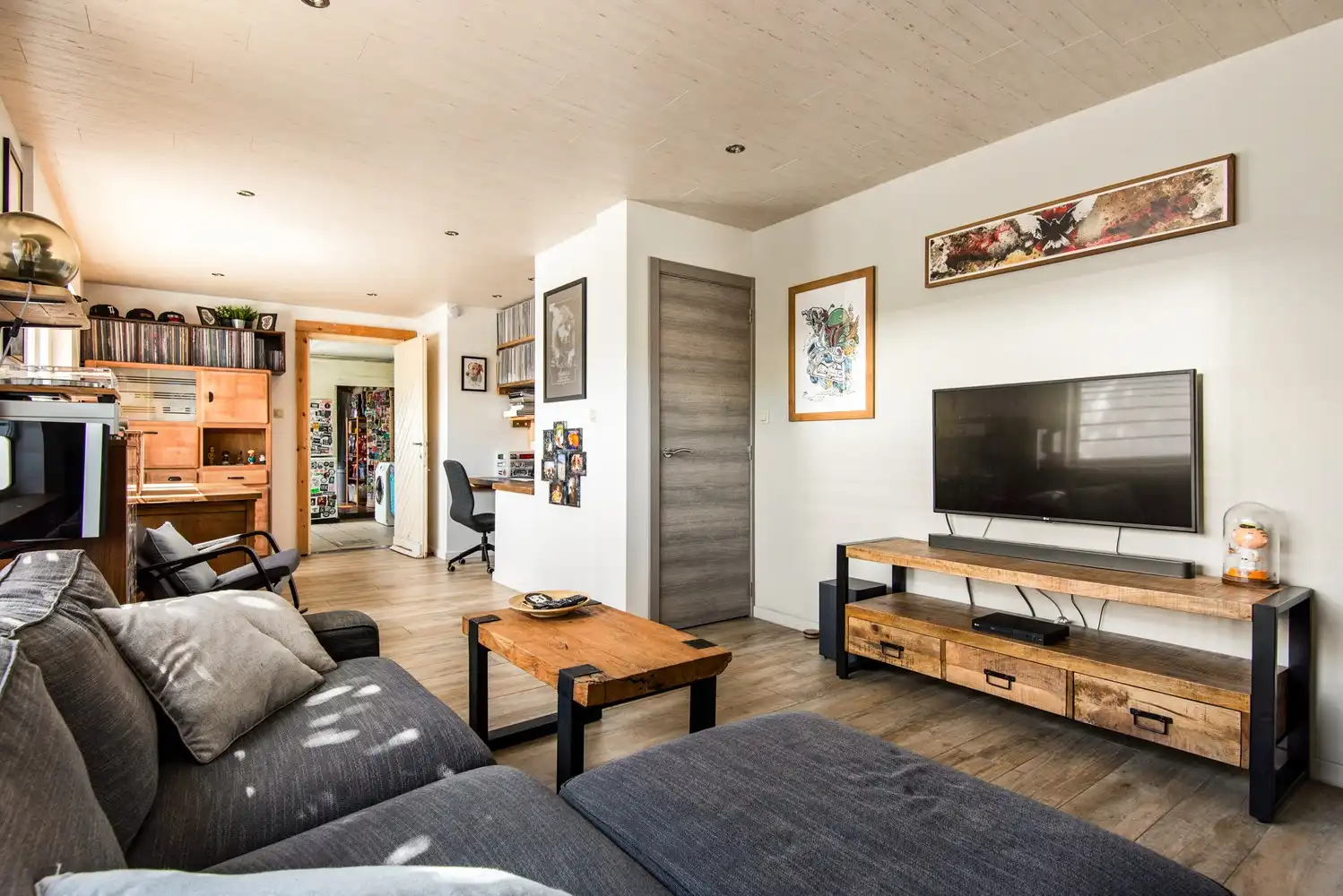 Grotendeels gerenoveerde woning op leuke locatie in Broechem! foto 4