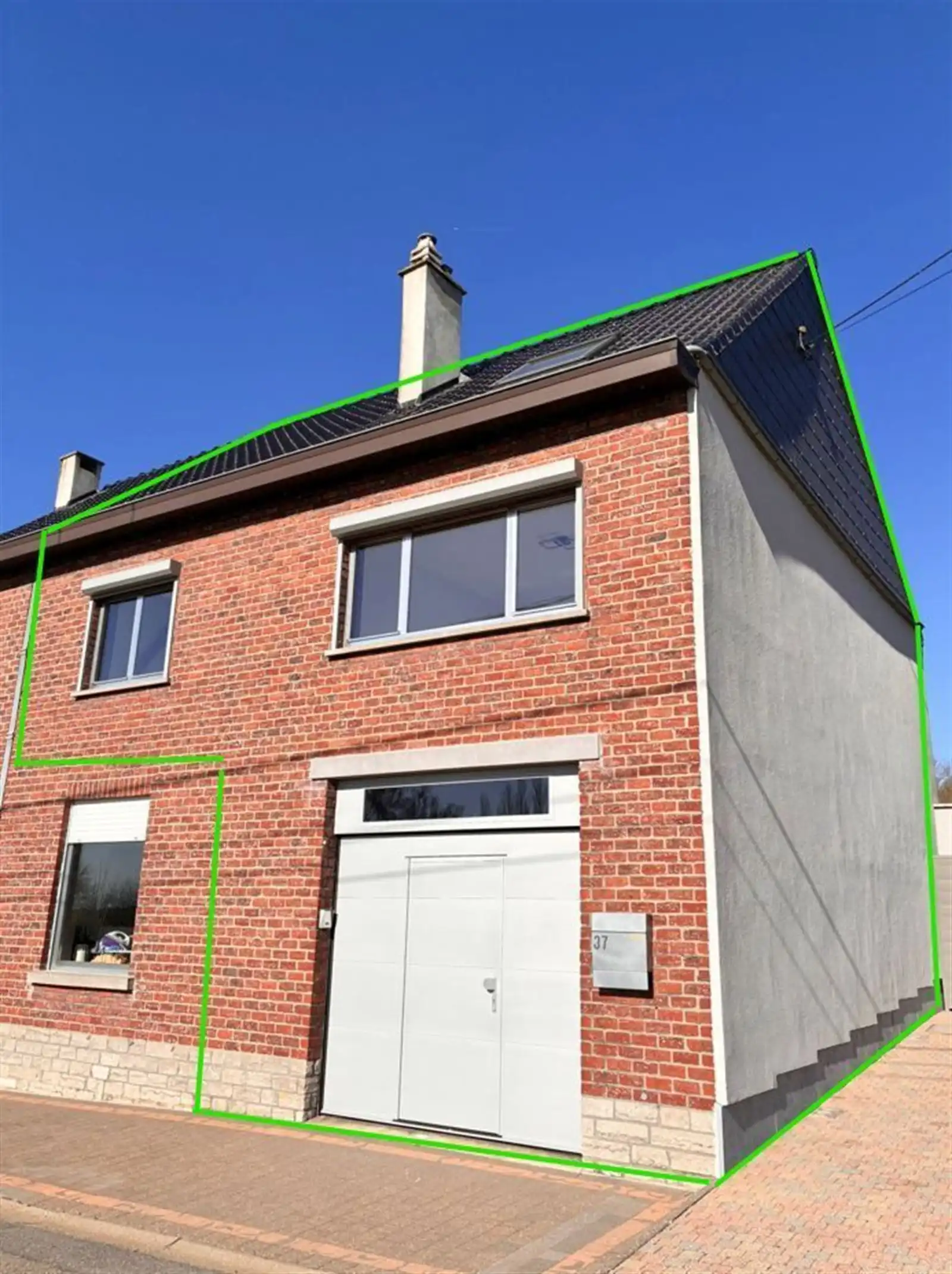 Lichtrijk huis met garage en koer foto 28