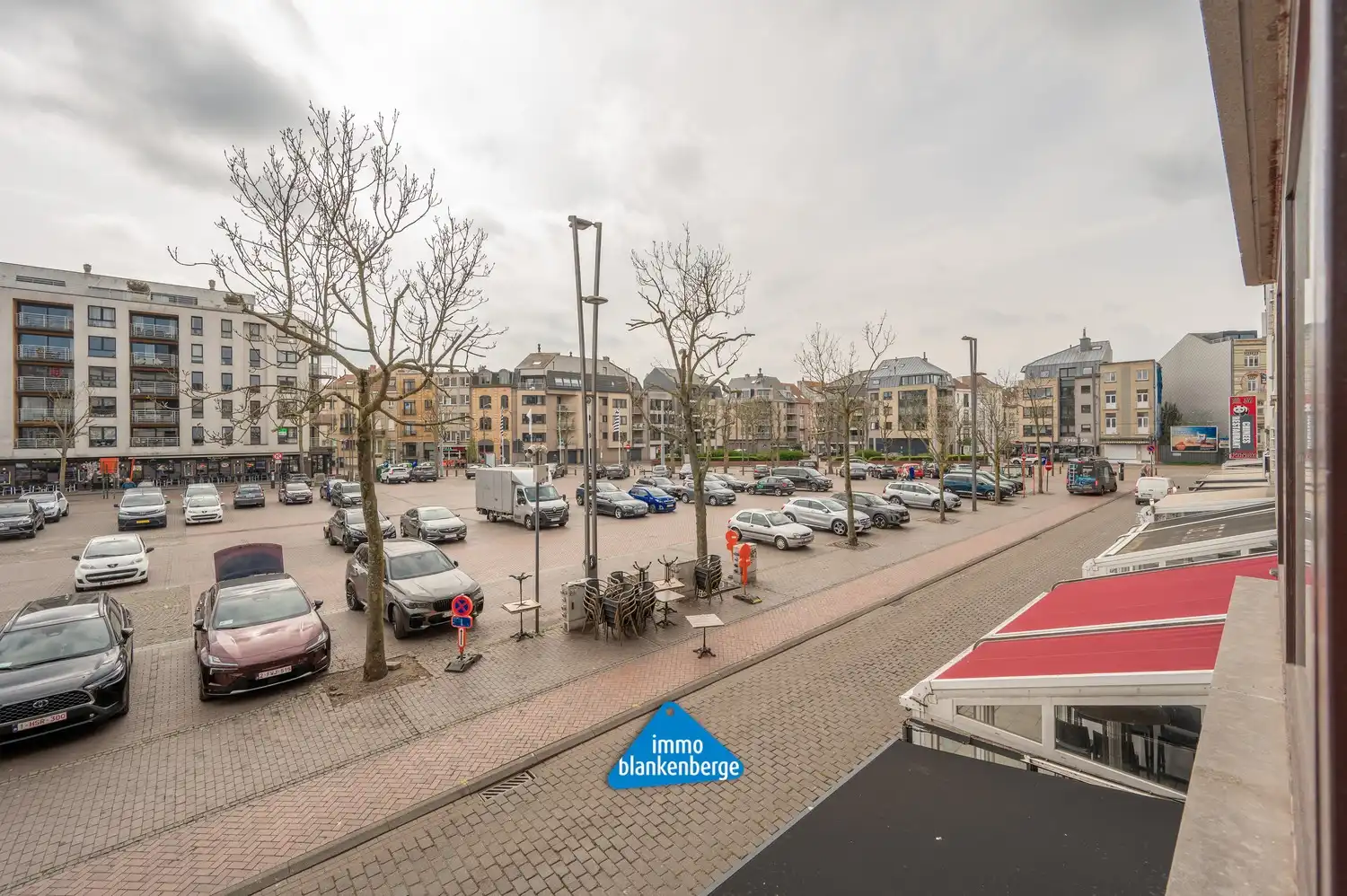 Ruim en lichtrijk appartement met open zicht op de Grote Markt van Blankenberge foto 2