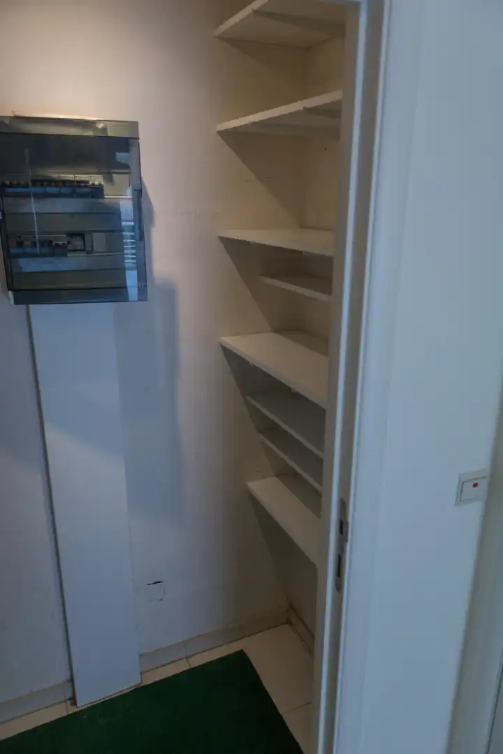 Ongemeubelde studio op de eerste verdieping foto 12