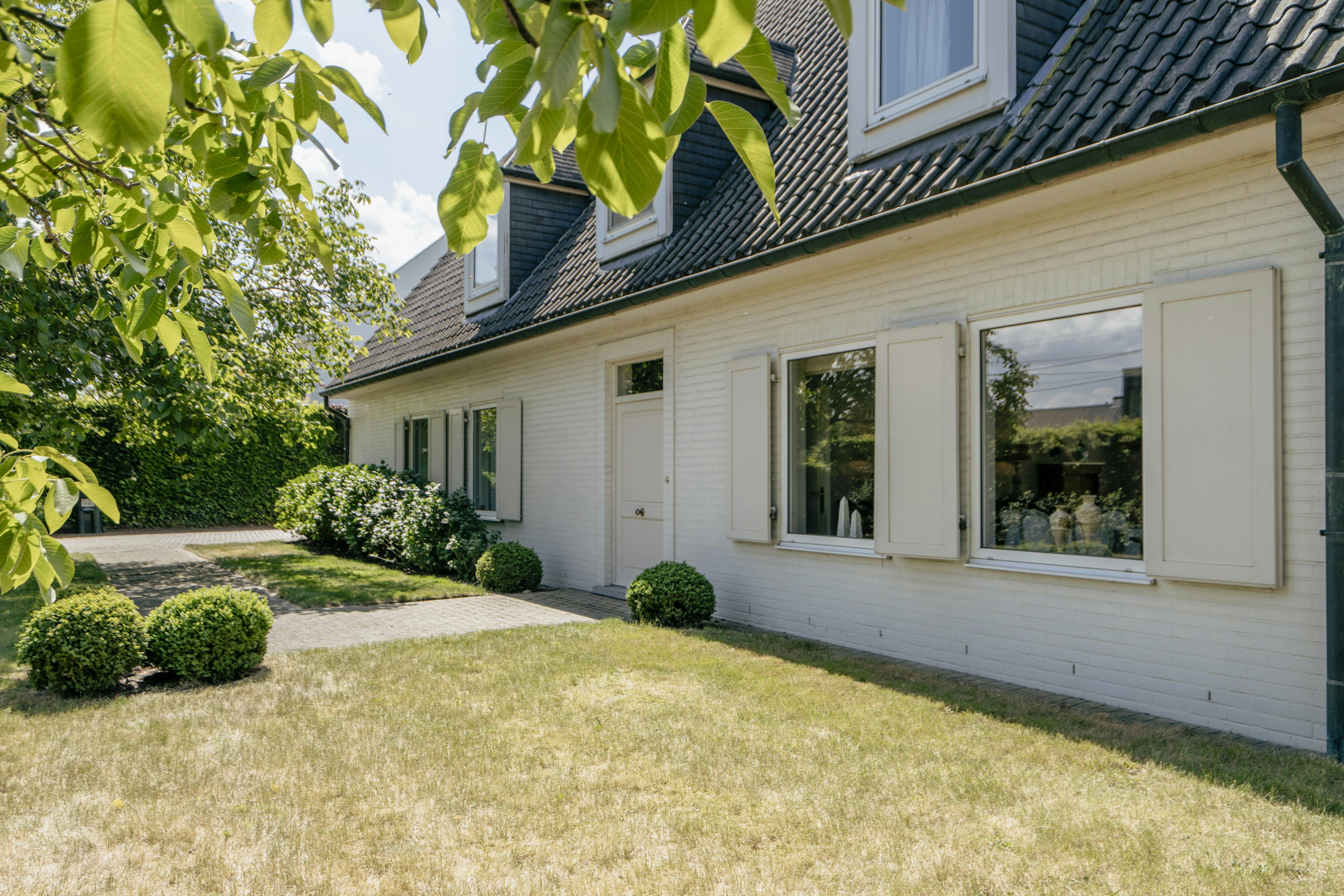 Unieke villa te koop op topligging in hartje Waregem  foto 3