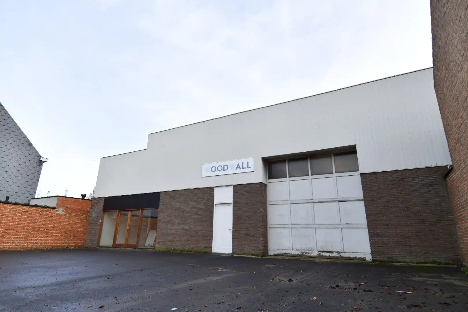 Ruime en vlot bereikbare opslag- en bedrijfsruimtes van in totaal 1.459 m² te koop in Bissegem foto {{pictureIndex}}