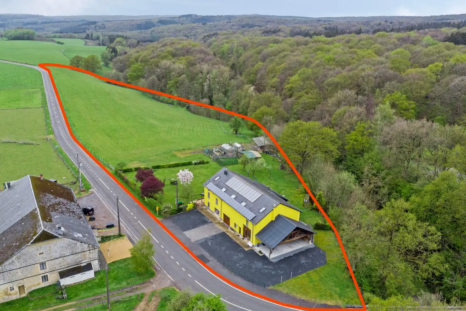 Karaktervolle en zeer ruime woning met Gîte en Chambre d’Hôtes foto {{pictureIndex}}