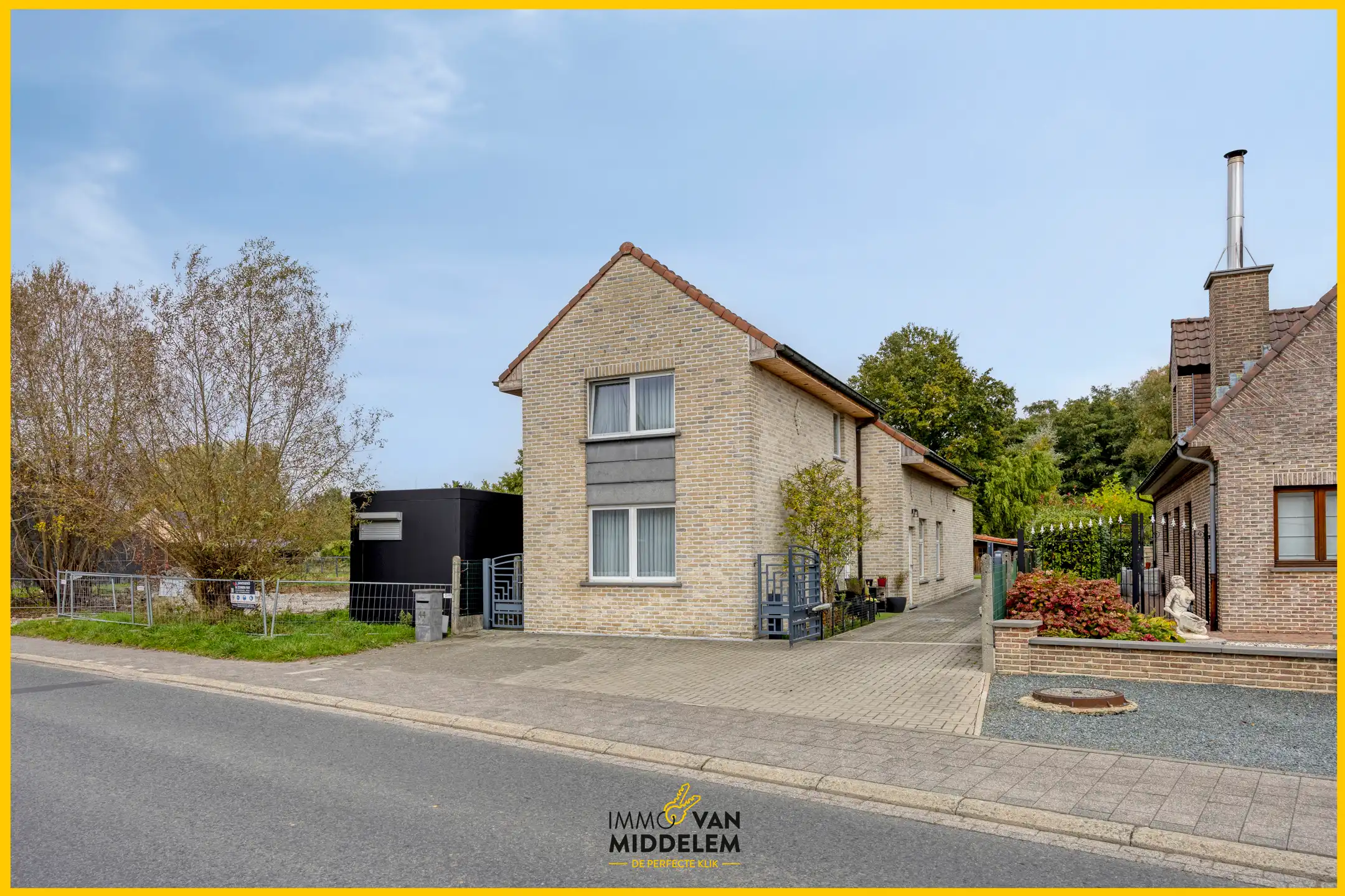 Hoofdfoto van de publicatie: INSTAPKLARE WONING MET 3 KAMERS, TERRAS, TUIN EN GARAGE