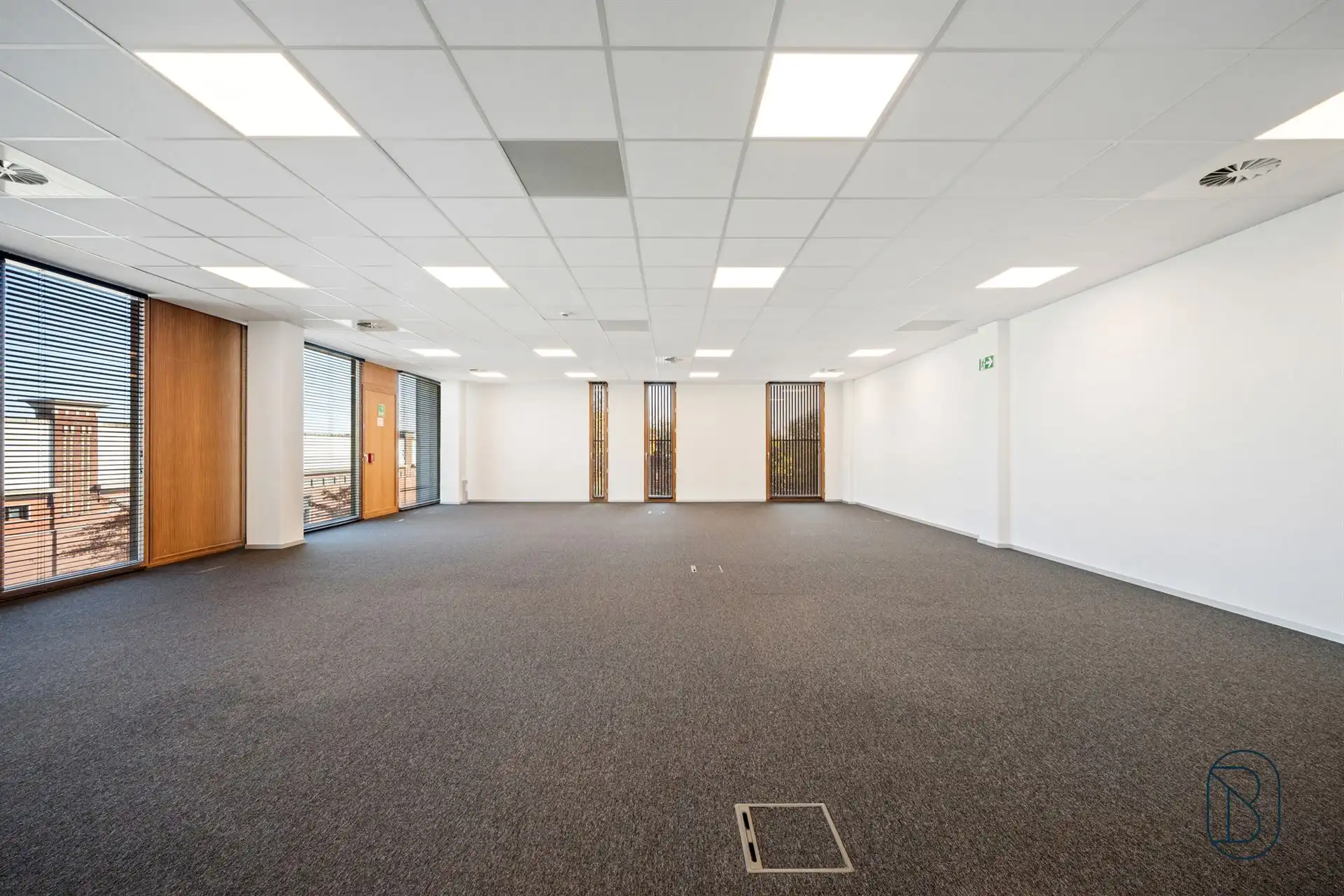 Lichtrijk groot kantoor in mooi bedrijfscomplex te Zwevegem foto 9