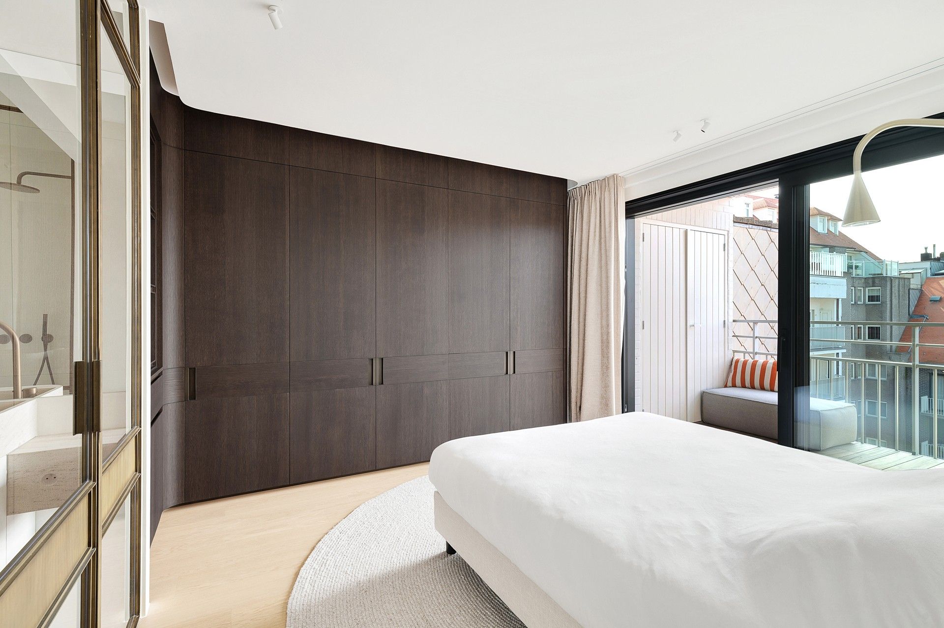 Exclusief en luxueus gerenoveerd appartement met frontaal zeezicht op topligging in Het Zoute foto 34