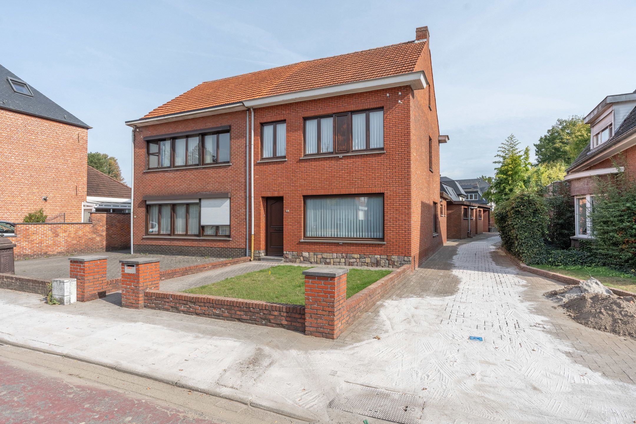 Te renoveren 4slpk woning met magazijn/garage te Vosselaar. foto 4