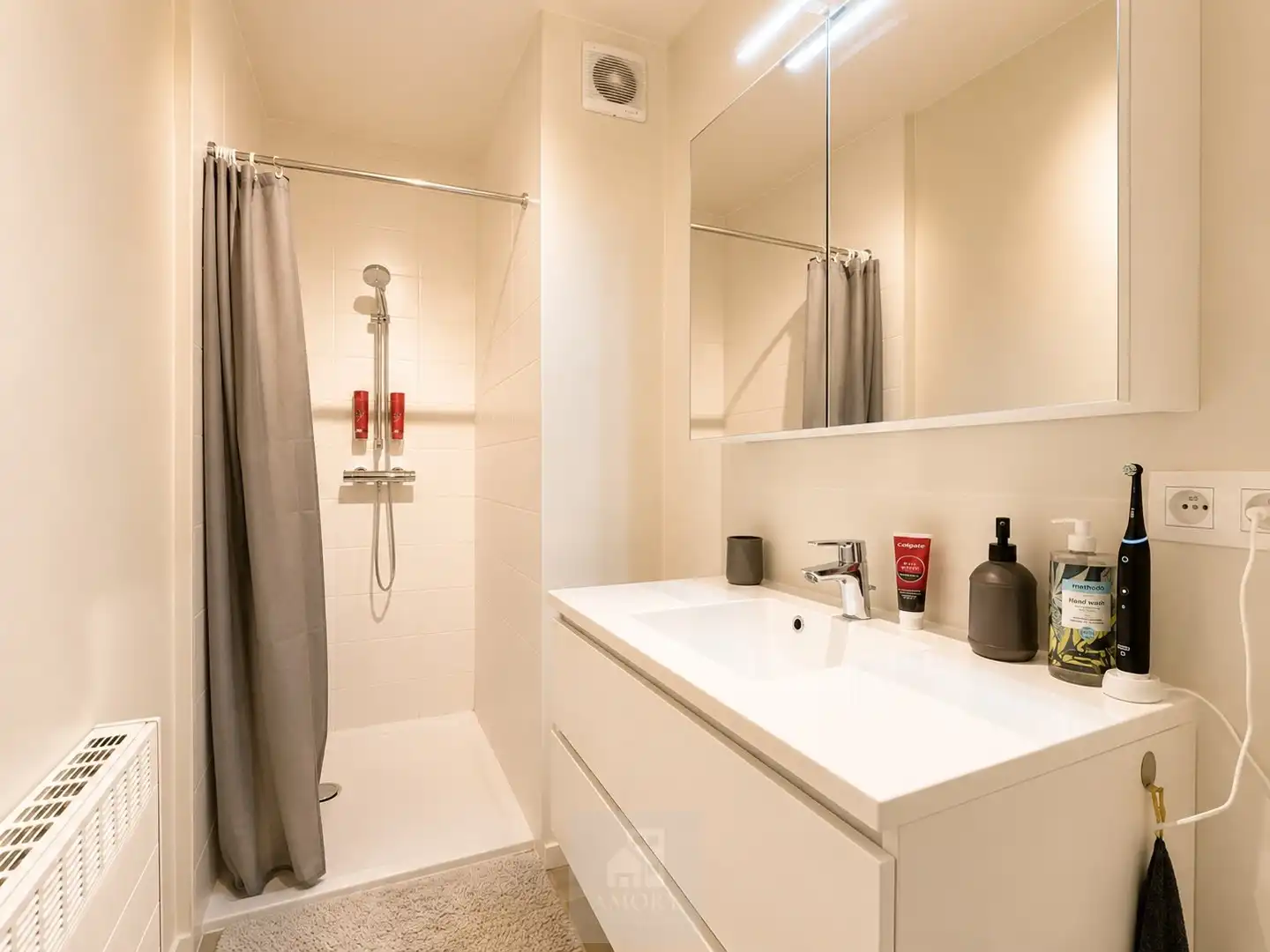 Gerenoveerd 2-slaapkamerappartement met garagebox in Wondelgem foto 8