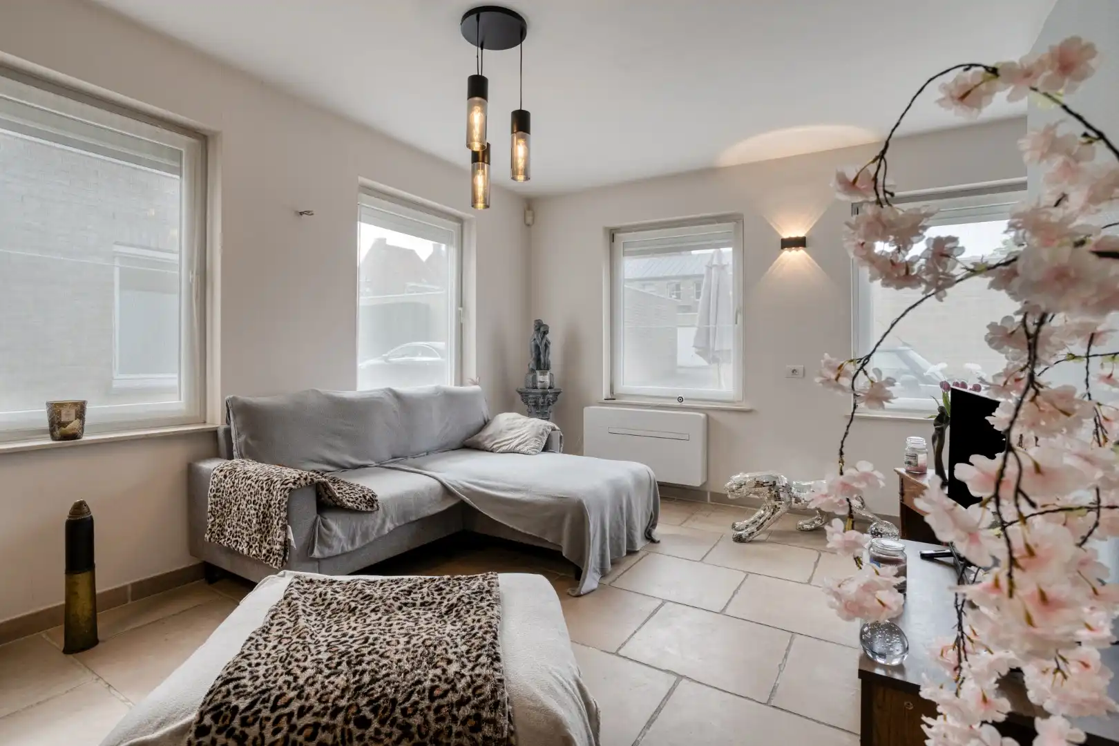 Lichtrijk, gelijkvloers appartement of handelsruimte met woonst! foto 5