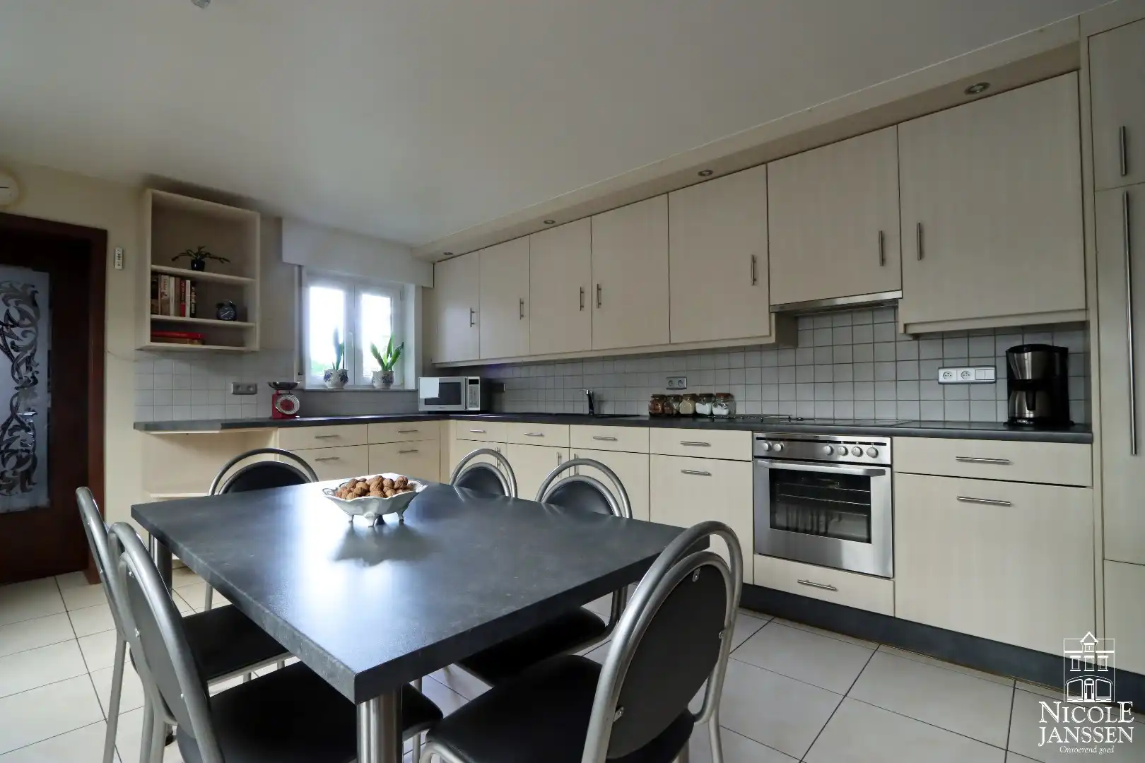 Karaktervolle woning met grote garage en werkhuis foto 10