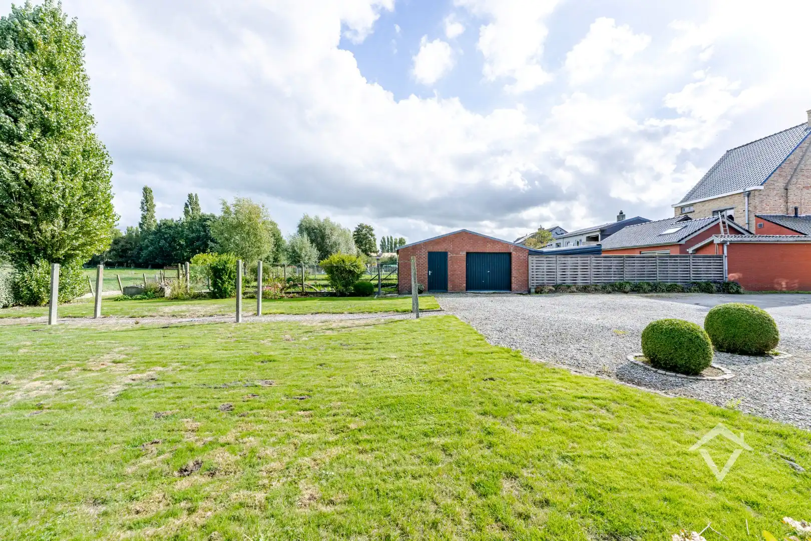 Ruime woning met bijgebouwen in Gistel: 5 Slaapkamers, 368m² Woonoppervlakte op een perceel van 1801m² foto 28
