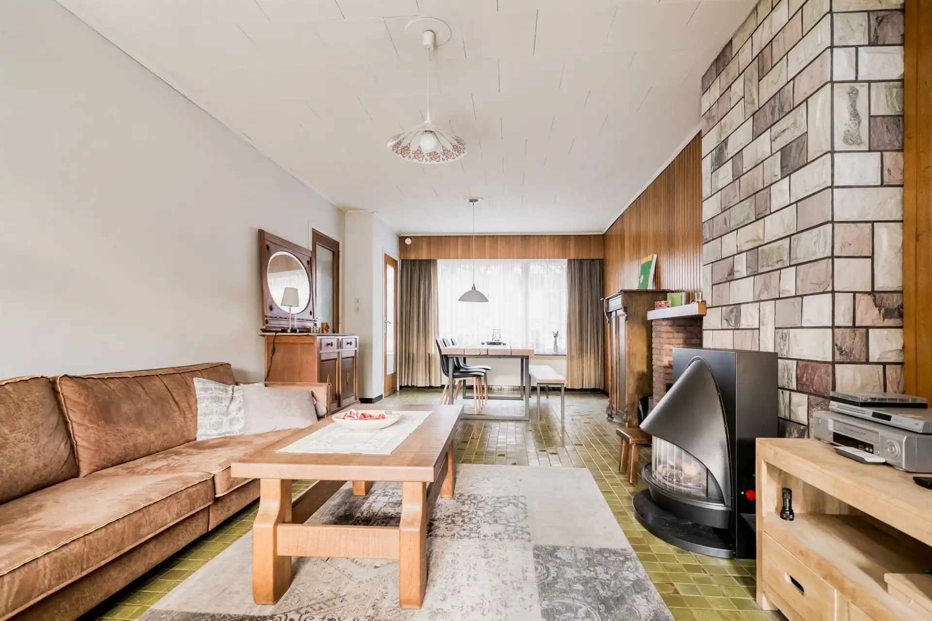 Hoofdfoto van de publicatie: Te renoveren woning met 4 slpks en tuin.