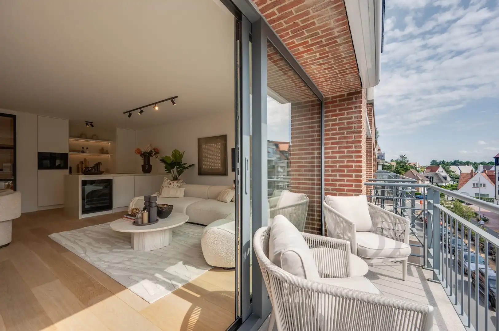 Prachtig en lichtrijk appartement op enkele stappen van de Dumortierlaan. foto 8