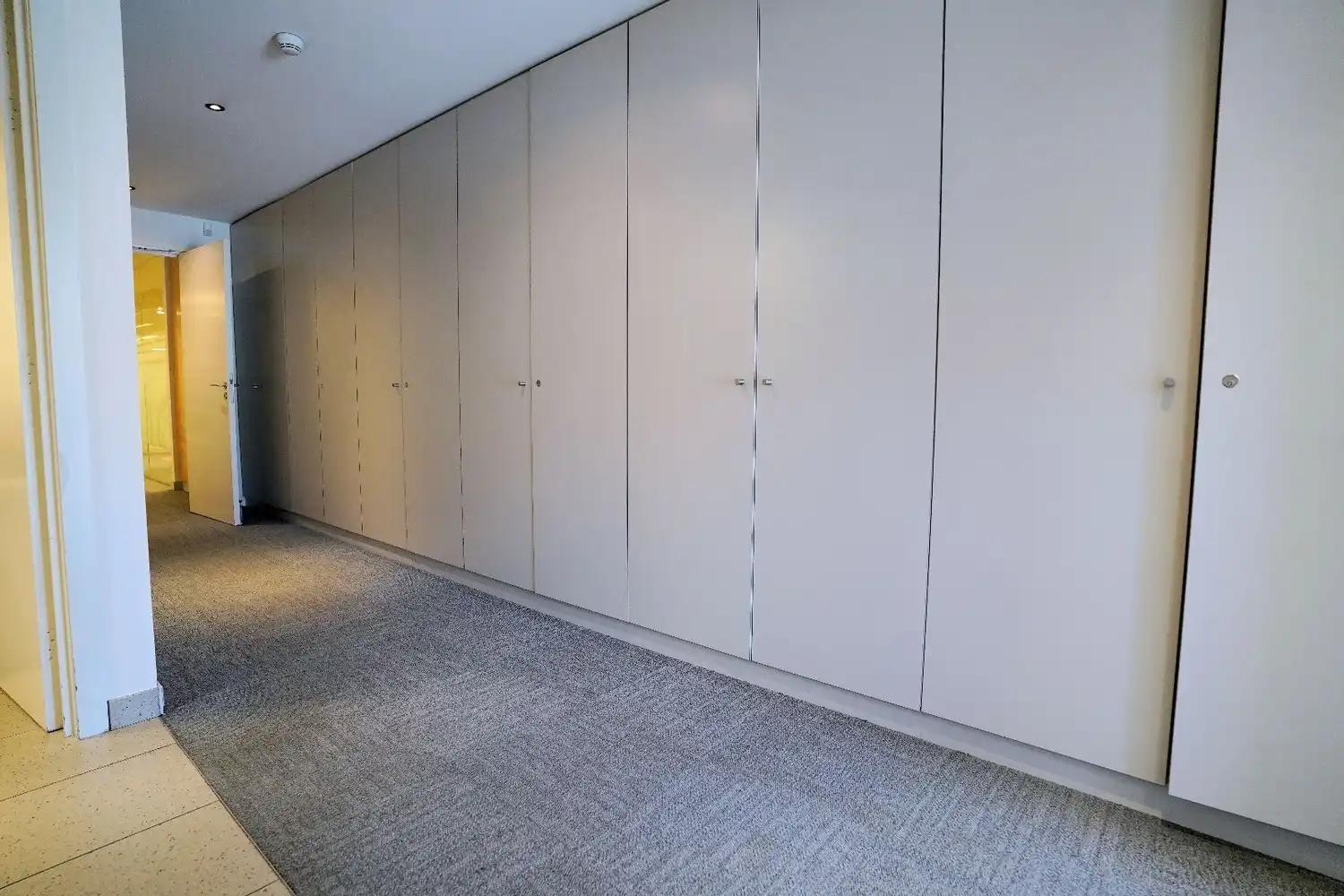 Commercieel gelijkvloers met uitstekende visibiliteit en ruime parking in het centrum van Brasschaat foto 17