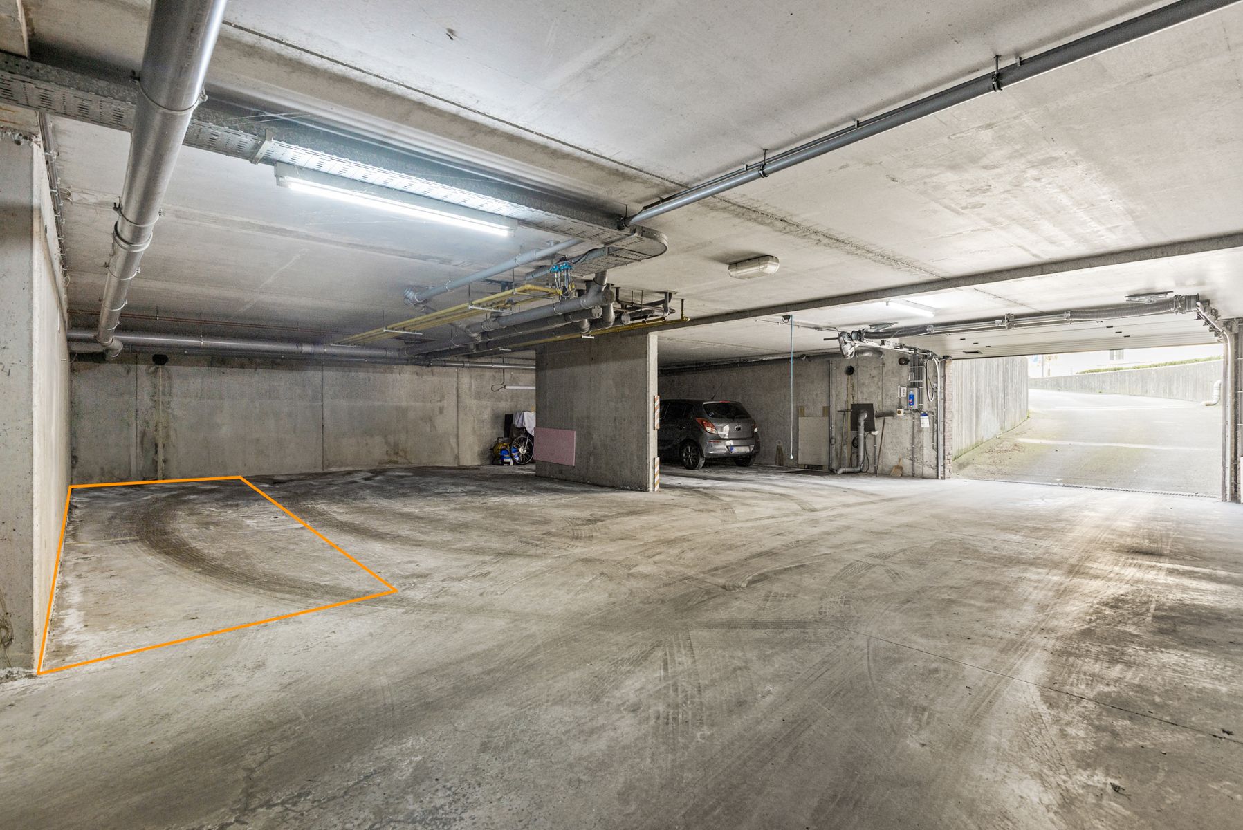 Licht app met 2 slp's, 2 terrassen en autostaanplaats! foto 12