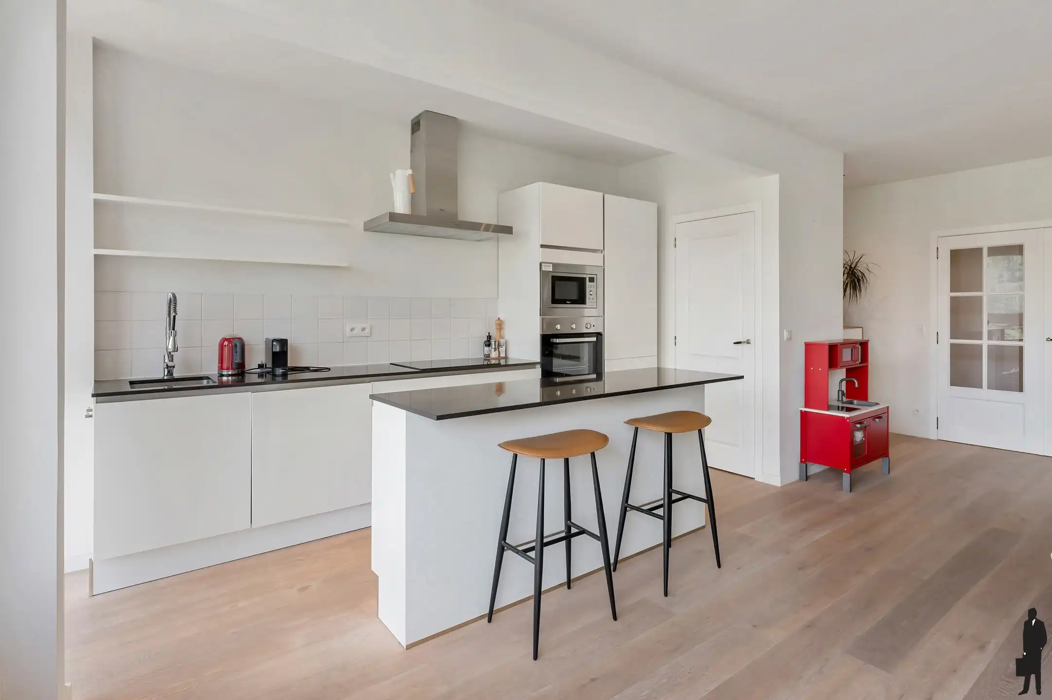 Instapklaar en prachtig gerenoveerd appartement met 2 slaapkamers en terras foto 4