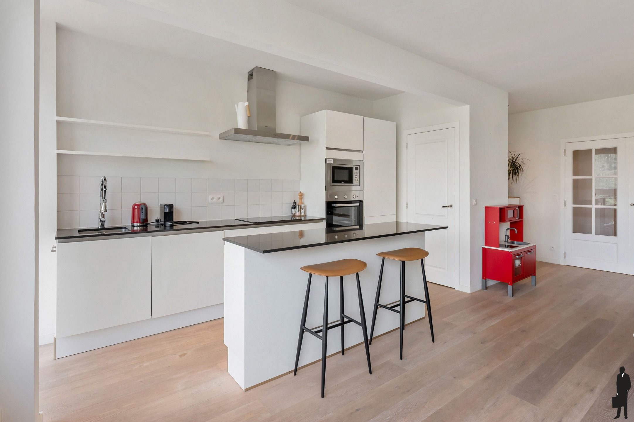 Instapklaar en prachtig gerenoveerd appartement met 2 slaapkamers en terras foto 4