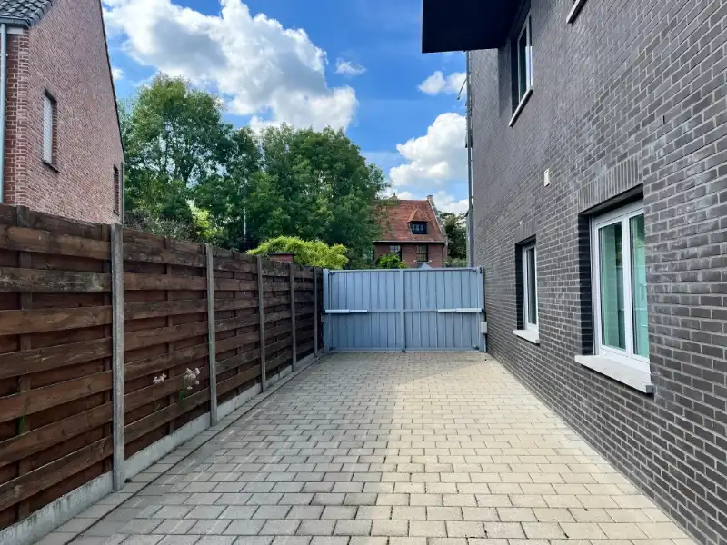Ruim handelspand met magazijn, 120 zonnepanelen en batterijen foto 19