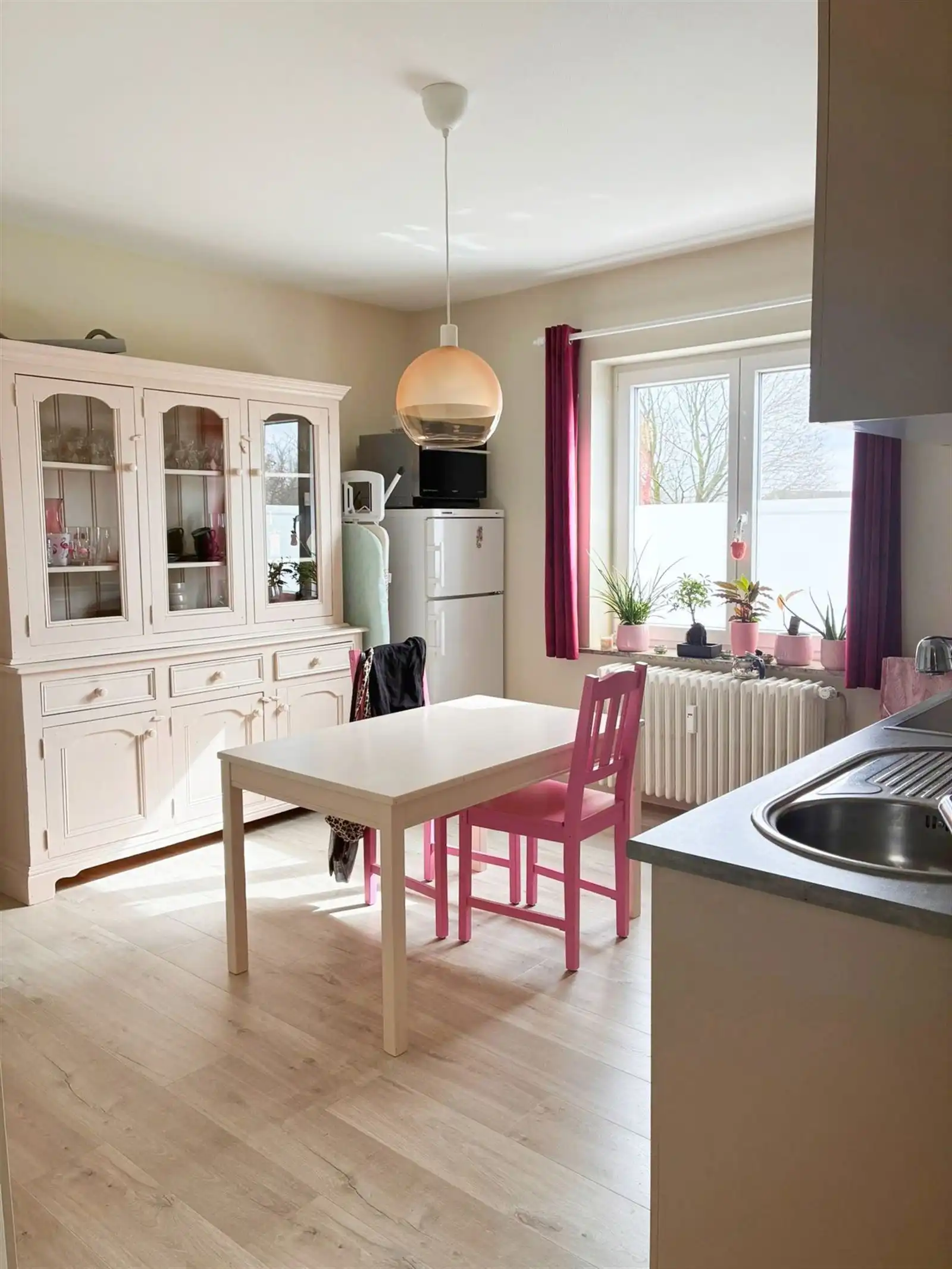 Ruim appartement, twee slaapkamers en tuin foto 7