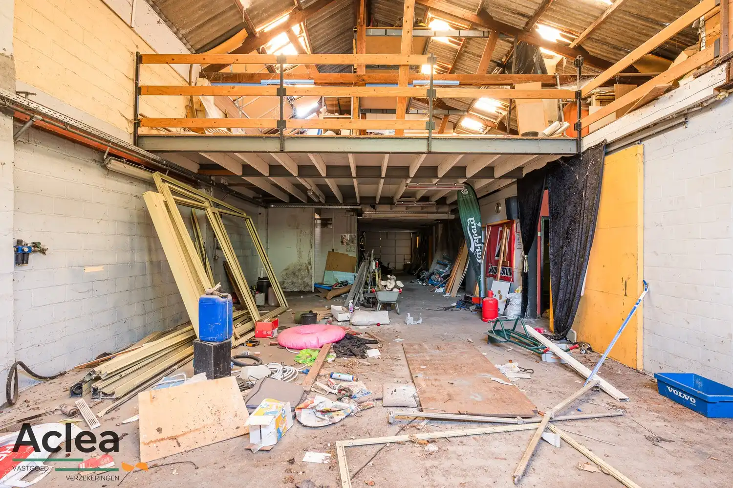 Te renoveren woning met grote magazijnruimte en veel potentieel foto 34