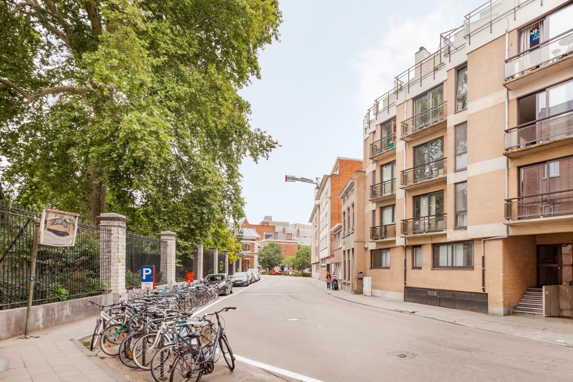 Bemeubelde studio met ruim terras en prachtig zicht foto 12