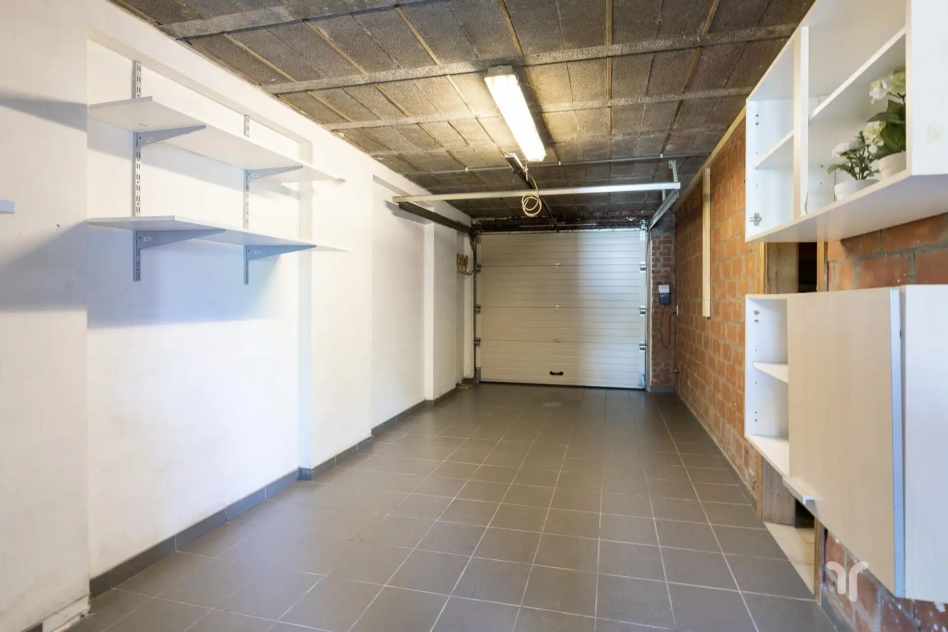 Deze rustig gelegen woning bevindt zich net buiten de stadskern en op wandelafstand van scholen, winkels en openbaar vervoer.  foto 12