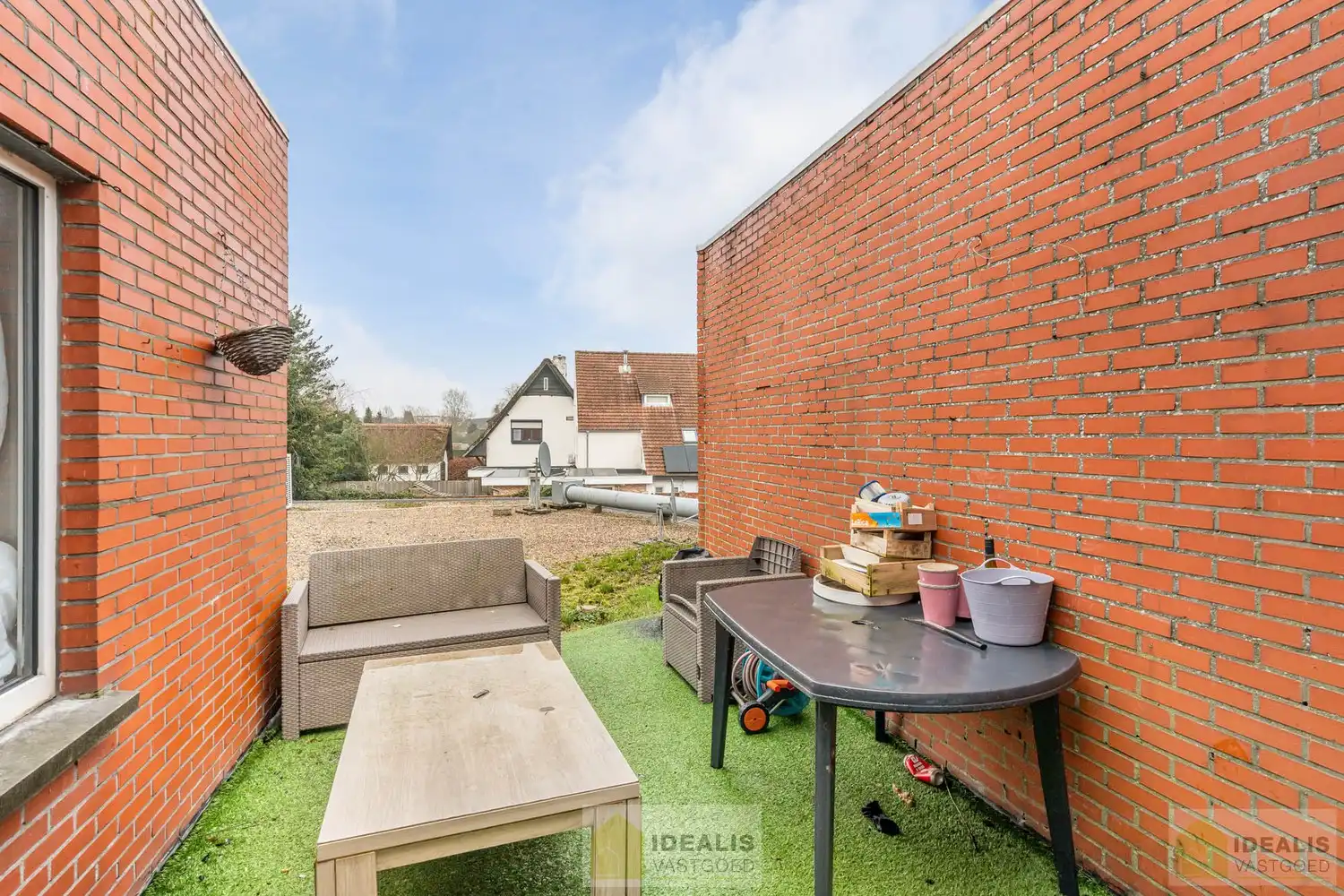 OP TE FRISSEN RUIM DUPLEX APPARTEMENT PAL IN  HET CENTRUM VAN HAMONT! Dit uiterst ruime appartement omvat maar liefst ca.142m² bewoonbare oppervlakte en is voorzien van een ruime woonkamer met aansluitend keuken, 3 aangename slaapkamers, volledig vernieuwde badkamer en terras!! Zeer geschikt voor kandidaten op zoek naar een zeer ruim appartement pal in het stadscentrum van Hamont (Hamont-Achel)! foto 18