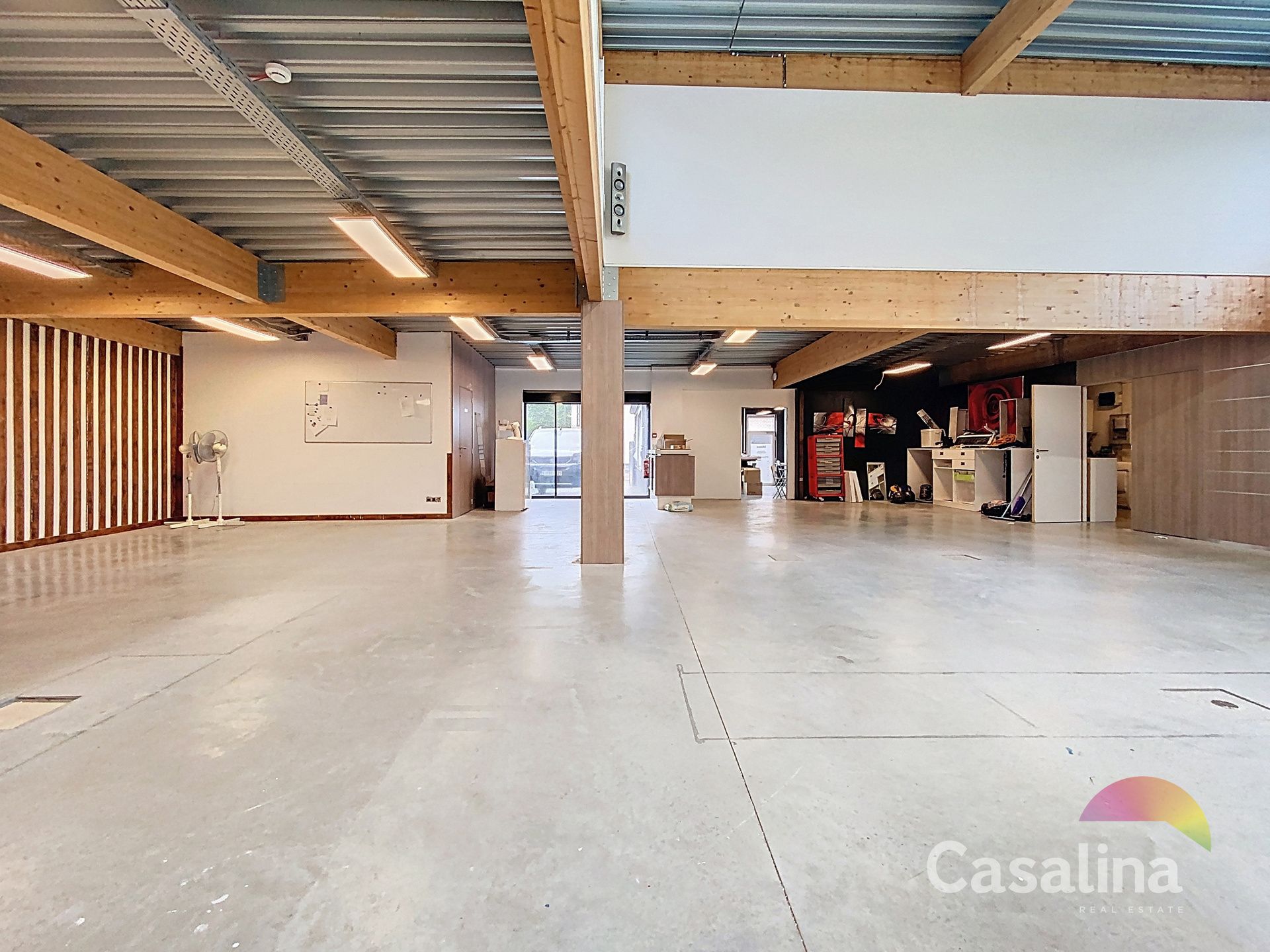 CASALINA Real Estate- Commercieel gelijkvloers van +/- 385m² foto {{pictureIndex}}
