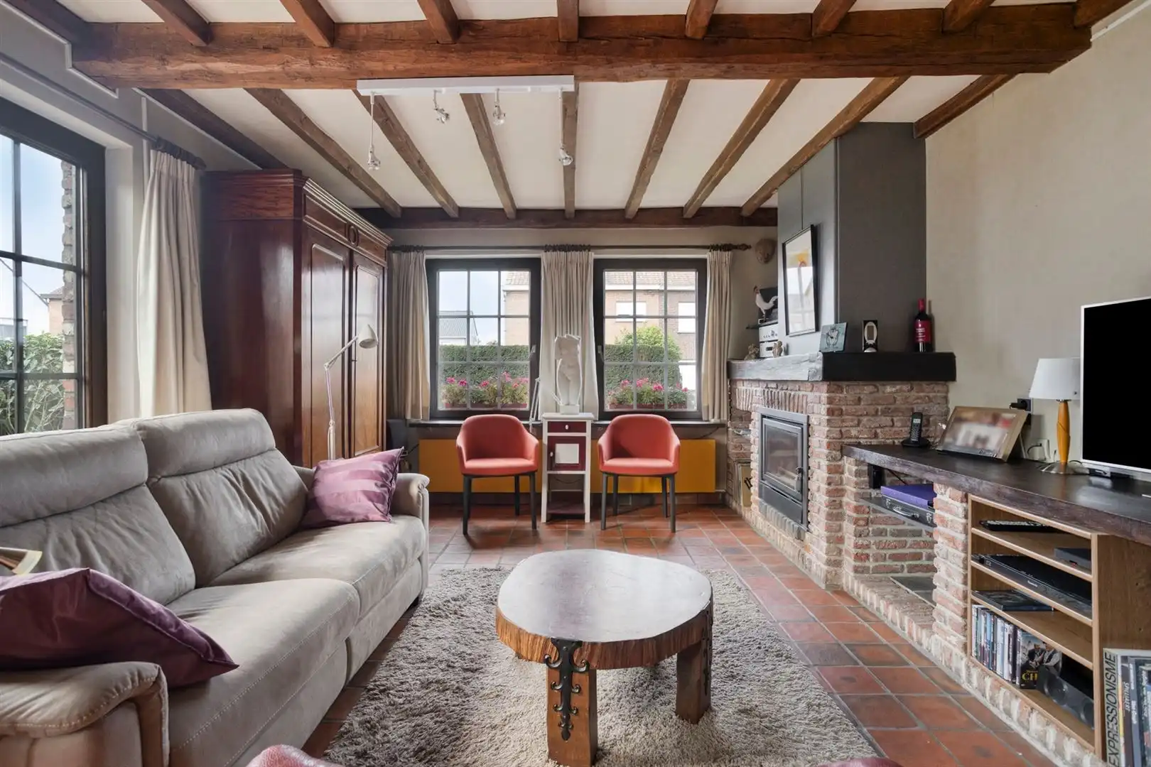 Rustig gelegen open bebouwing met 3 slaapkamers en garage op een perceel van 556 m². foto 6