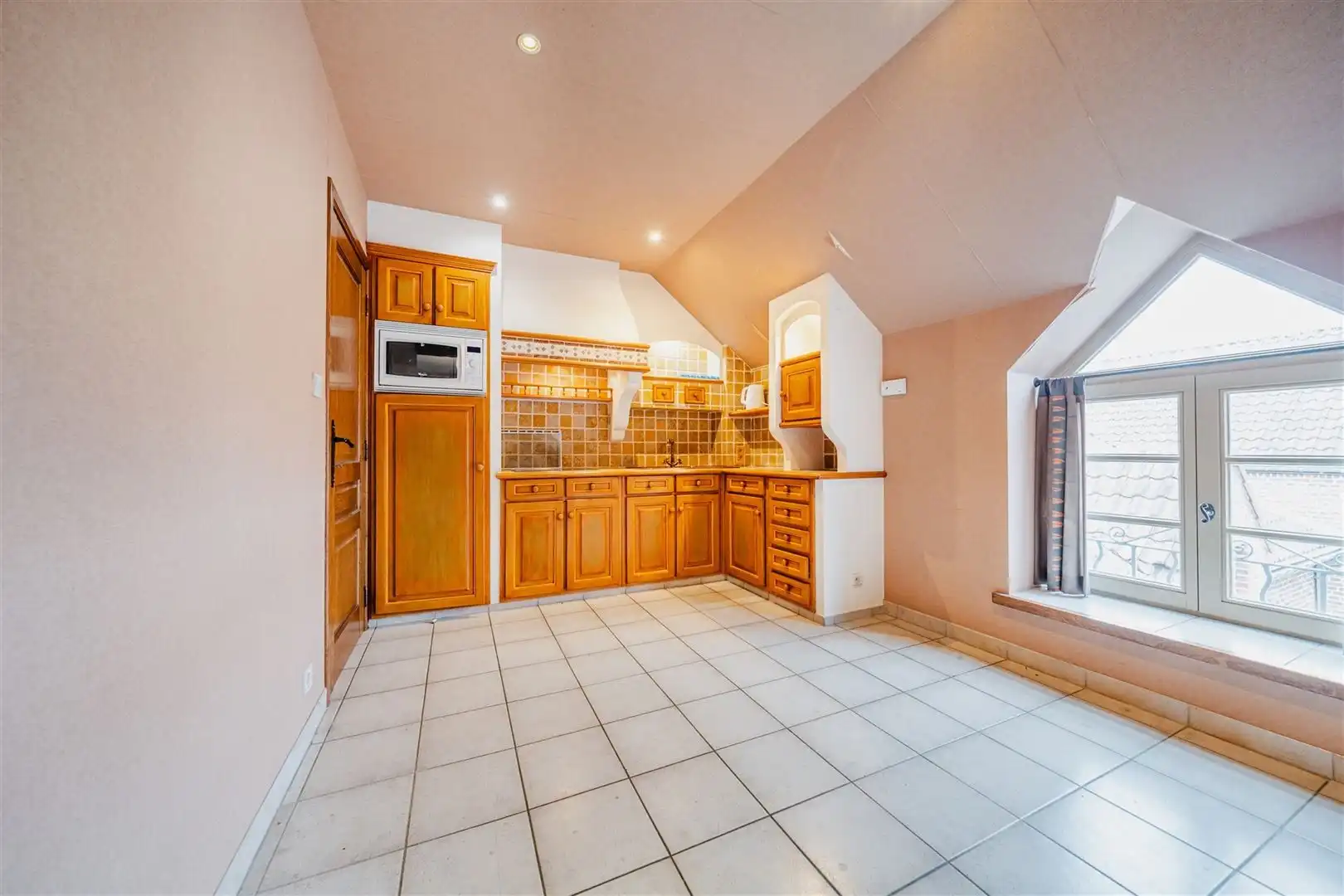 Handelscomplex met appartement in centrum Landen foto 13