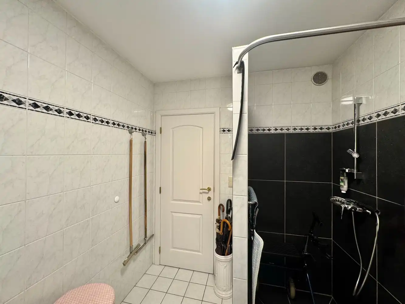 INSTAPKLAAR GELIJKVLOERS APPARTEMENT (H.O.B) foto 8