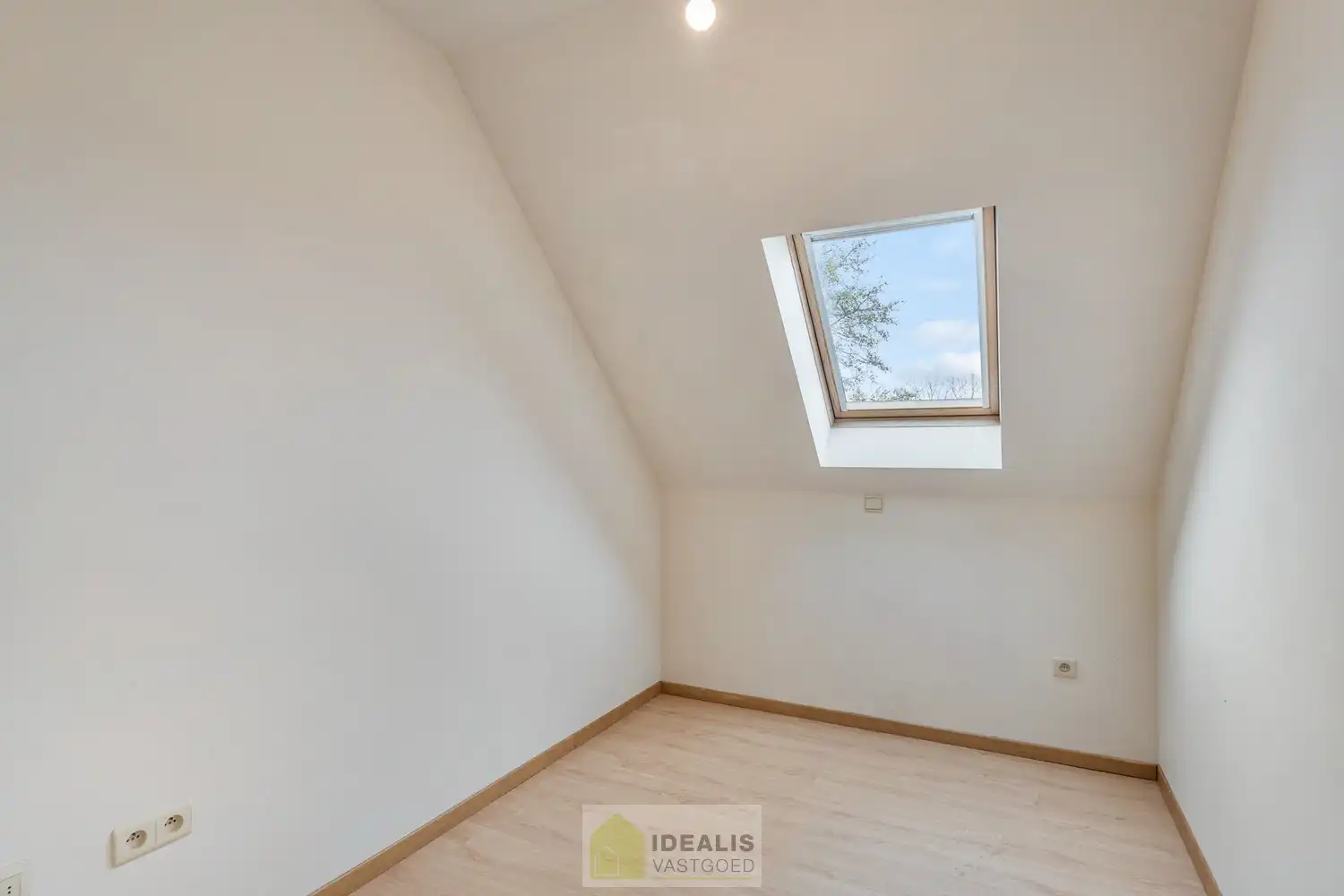 IDEALIS VASTGOED – INSTAPKLAAR DUPLEX APPARTEMENT GELEGEN OP UITERST CENTRALE LOCATIE TE HECHTEL-EKSEL foto 26