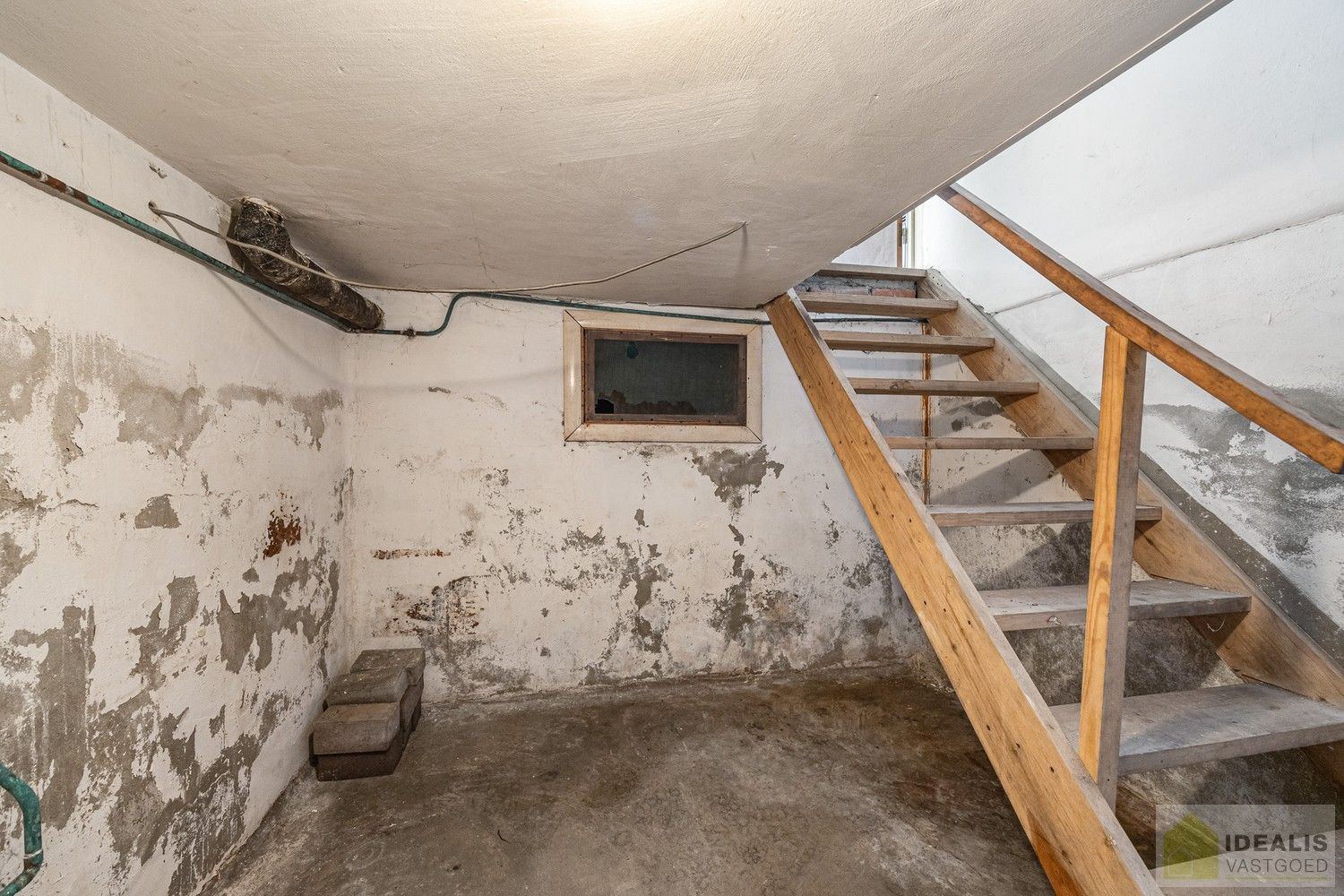 RUSTIG GELEGEN OP TE KNAPPEN EENGEZINSWONING MET 3 SLAAPKAMERS! - De woning omvat maar liefst 166m² bewoonbare oppervlakte met ruime woonkamer, keuken, 3 slaapkamers, badkamer, garage. De woning is rustig gelegen op een perceel met een opp. van 6a 21ca. foto 13